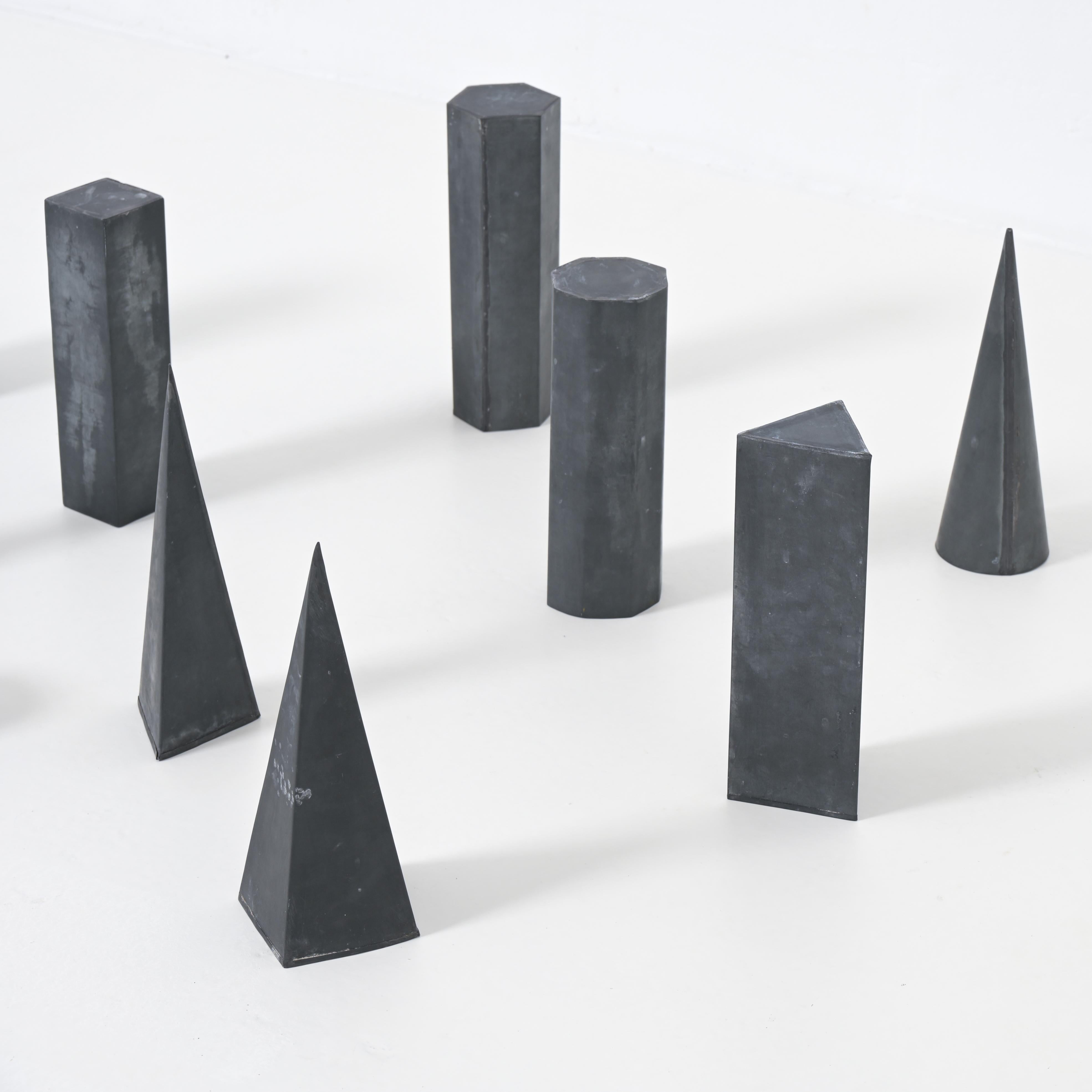 Metà XX secolo Set di 12 modelli geometrici in zinco in vendita