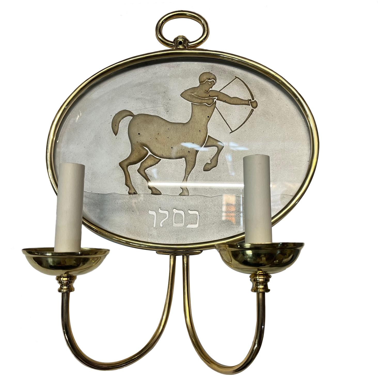 Set von 1940's Französisch geätzten Glas Wandleuchter mit Darstellung der 12 Zodiac Zeichen und ihre hebräischen Namen.

Abmessungen:
Höhe: 16