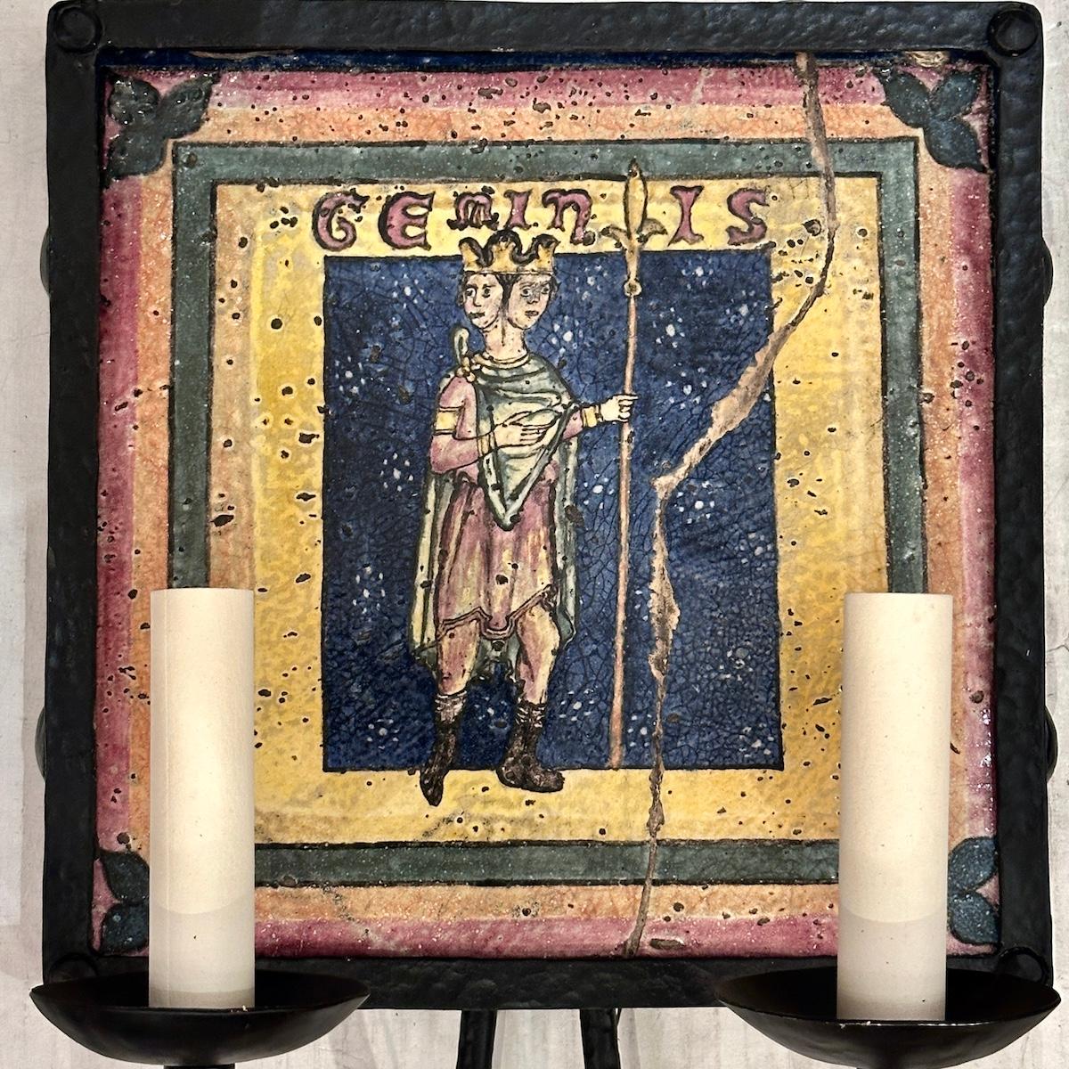 Set aus schmiedeeisernen französischen Vintage-Wandleuchtern mit Zodiac-Kacheln aus den 1950er Jahren. Verkauft in Paaren.

Abmessungen:
Höhe: 14