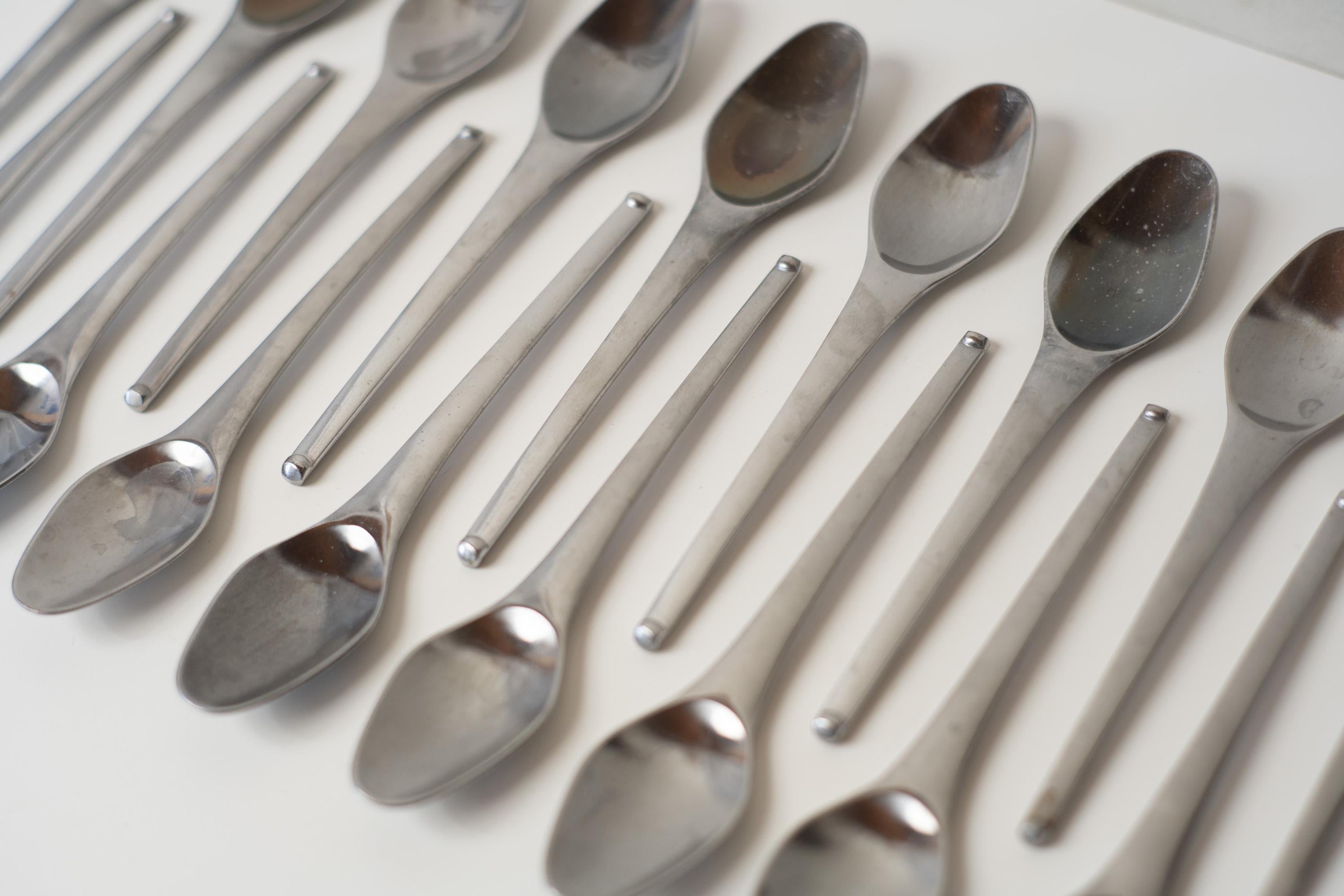 Set of 123 Stanley Roberts Contempra Mid Century Modern Stainless Flatware In Good Condition For Sale In Philadelphia, PA