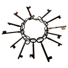 Juego de 13 llaves antiguas de hierro con forma de esqueleto en un anillo portallaves, de alrededor de 1900