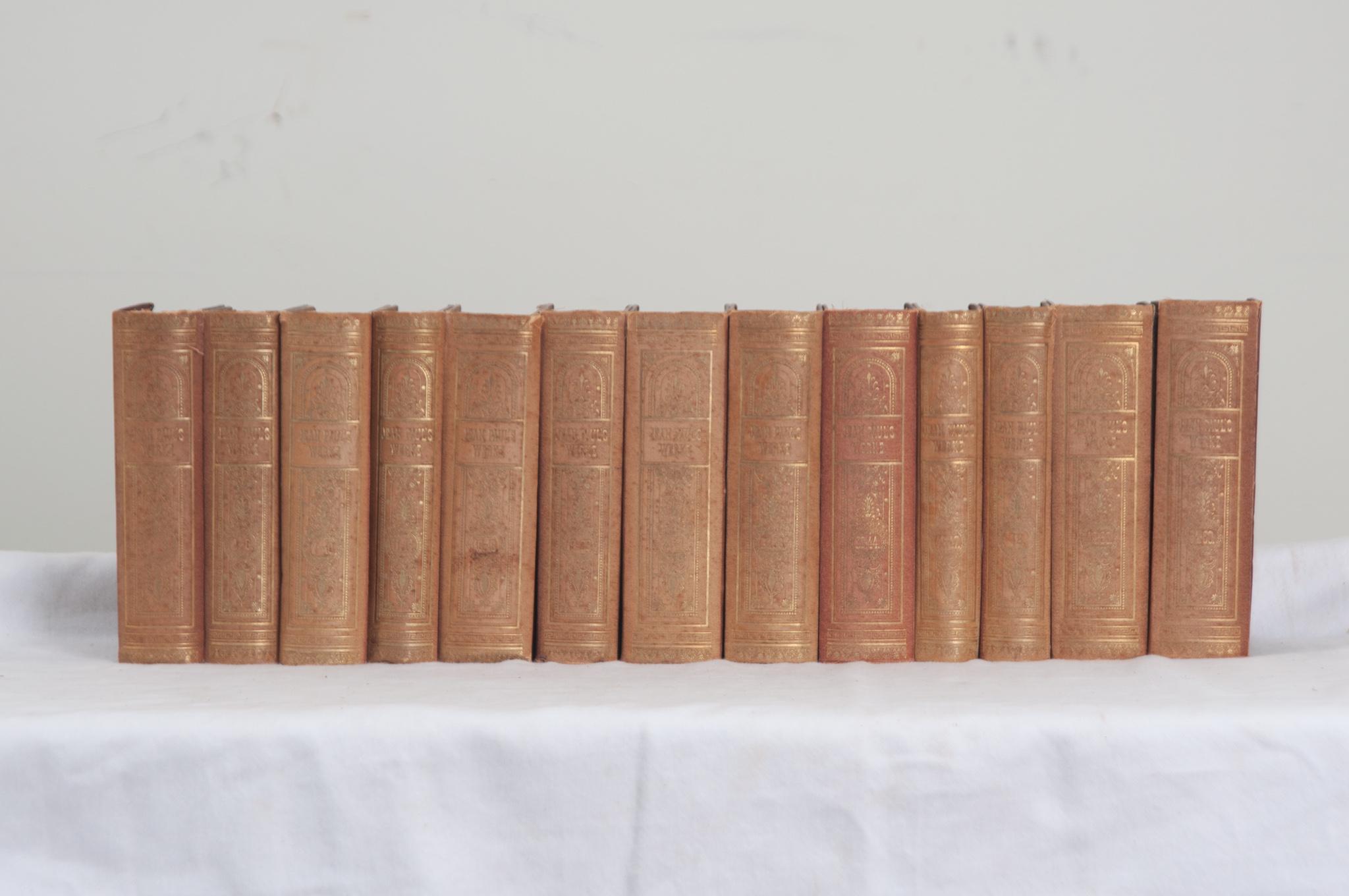 Collection de treize volumes du romancier allemand Jean Paul, intitulée Jean Paul's Werke from 1783-1822. Cet ensemble de livres est relié en tissu pressé avec des lettres dorées. L'intérieur est tapissé de papier marbré. Il y a des signes mineurs