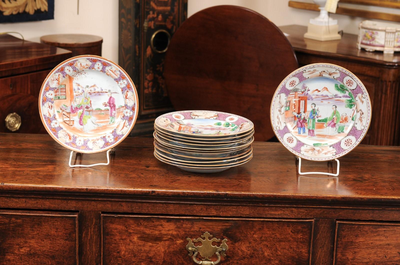 Cinese Set di 13 piatti da esportazione cinesi Famille Rose Mandarine, fine del XVIII secolo in vendita