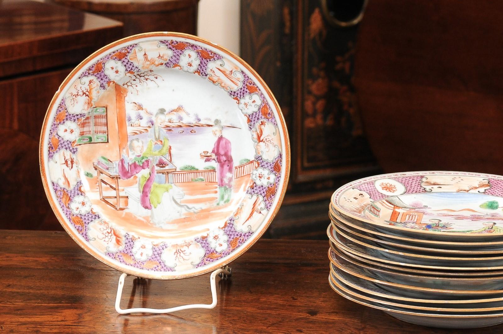 Set di 13 piatti da esportazione cinesi Famille Rose Mandarine, fine del XVIII secolo In condizioni discrete in vendita a Atlanta, GA