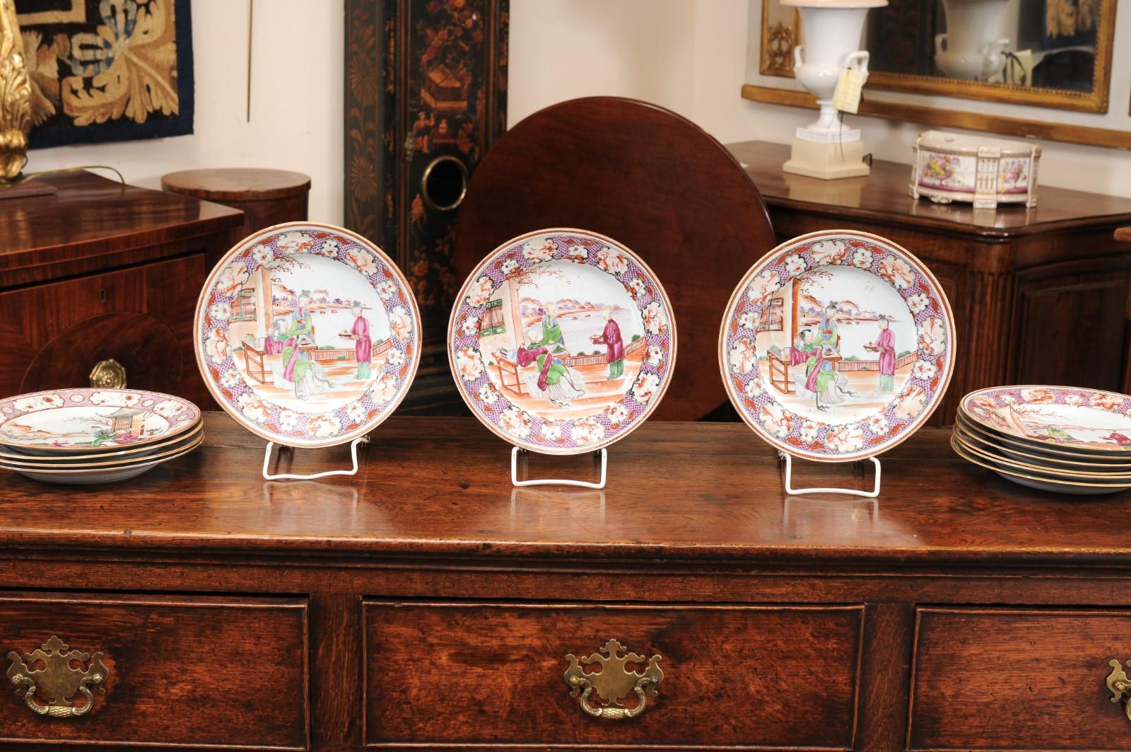 Set di 13 piatti da esportazione cinesi Famille Rose Mandarine, fine del XVIII secolo in vendita 3