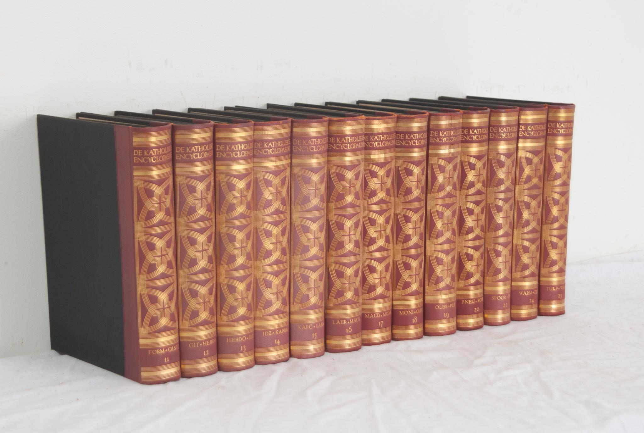 Set of 13 Dutch Encyclopedias In Good Condition For Sale In Baton Rouge, LA