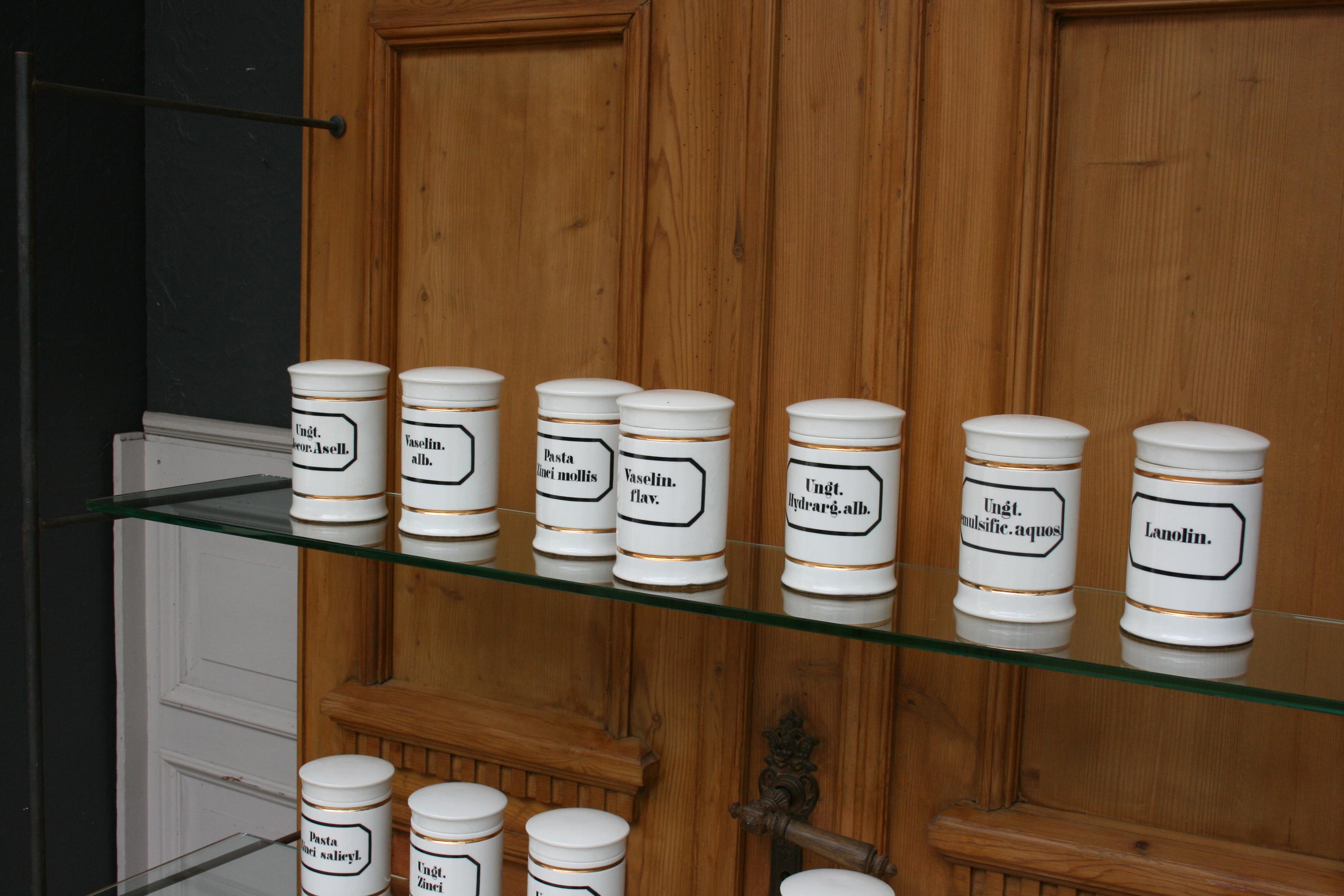 Hand-Painted Set of 13 German Apothecary Pharmacy Jars, Early 20th Century