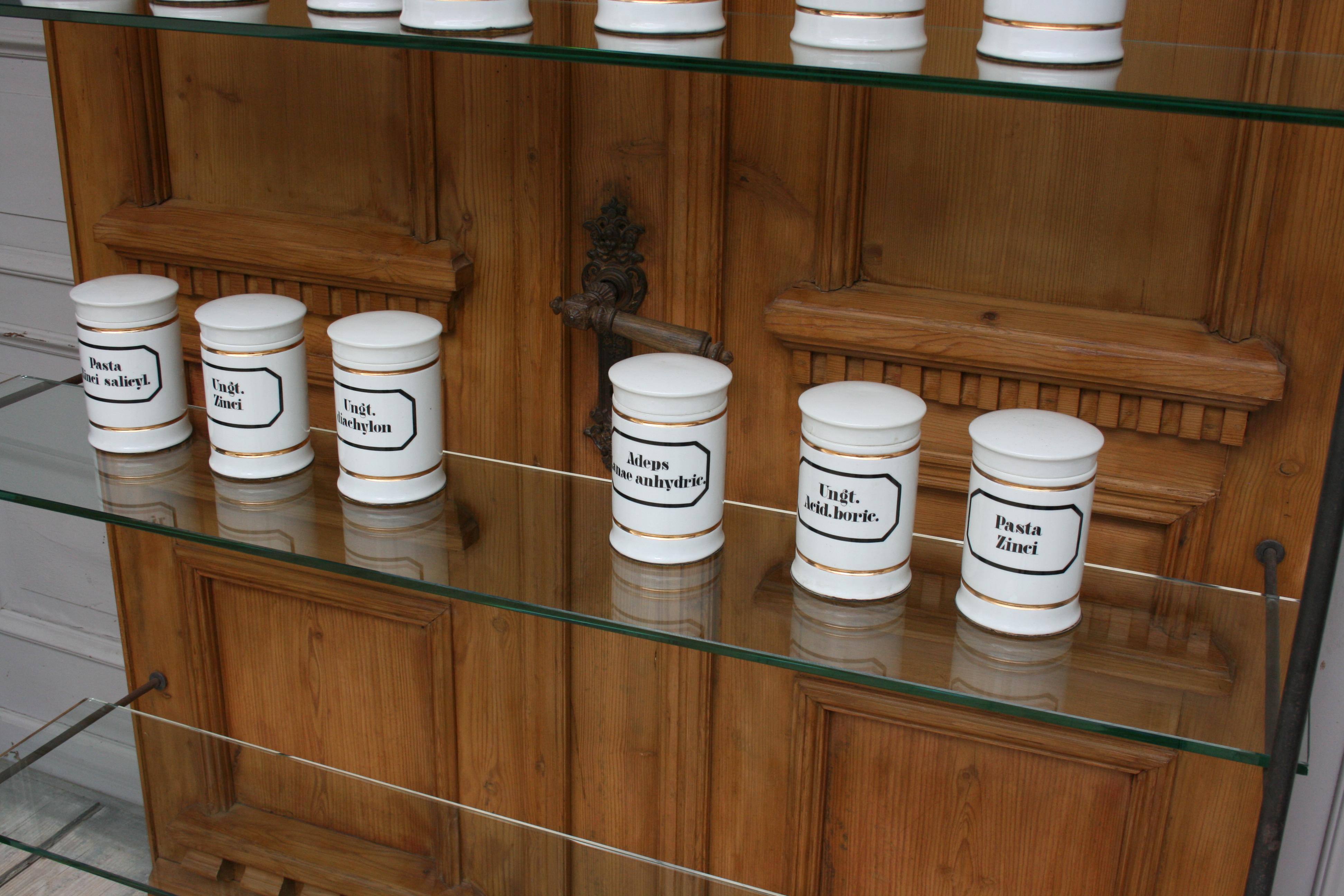 Set of 13 German Apothecary Pharmacy Jars, Early 20th Century In Good Condition In Dusseldorf, DE