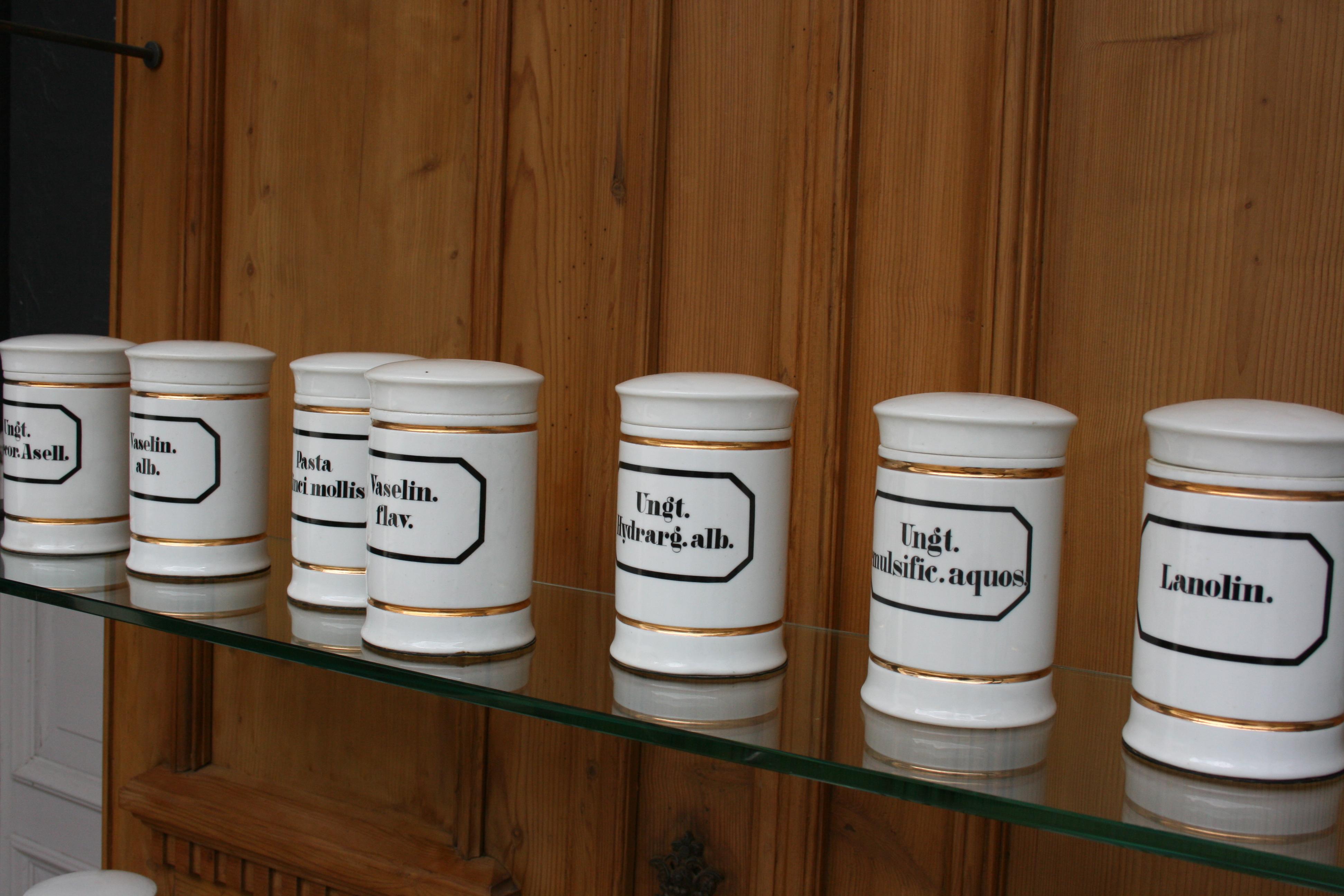 Porcelain Set of 13 German Apothecary Pharmacy Jars, Early 20th Century