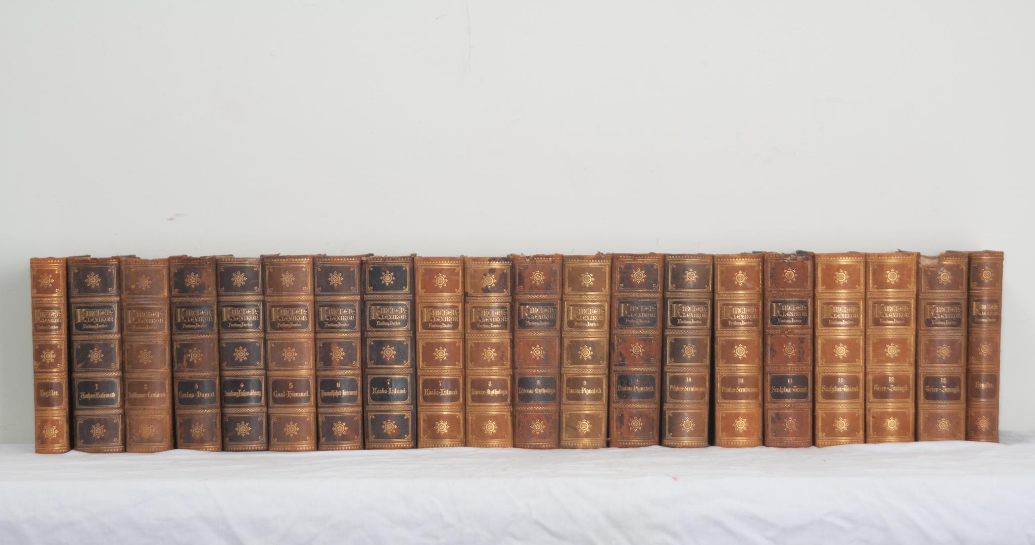 Collectional de vingt volumes d'une encyclopédie catholique par les auteurs allemands Joseph Cardinal Hergenröther et Dr. Franz Kaulen. Cet ensemble est relié en cuir avec une dorure estampillée du titre et du volume correspondant. Rédigé en