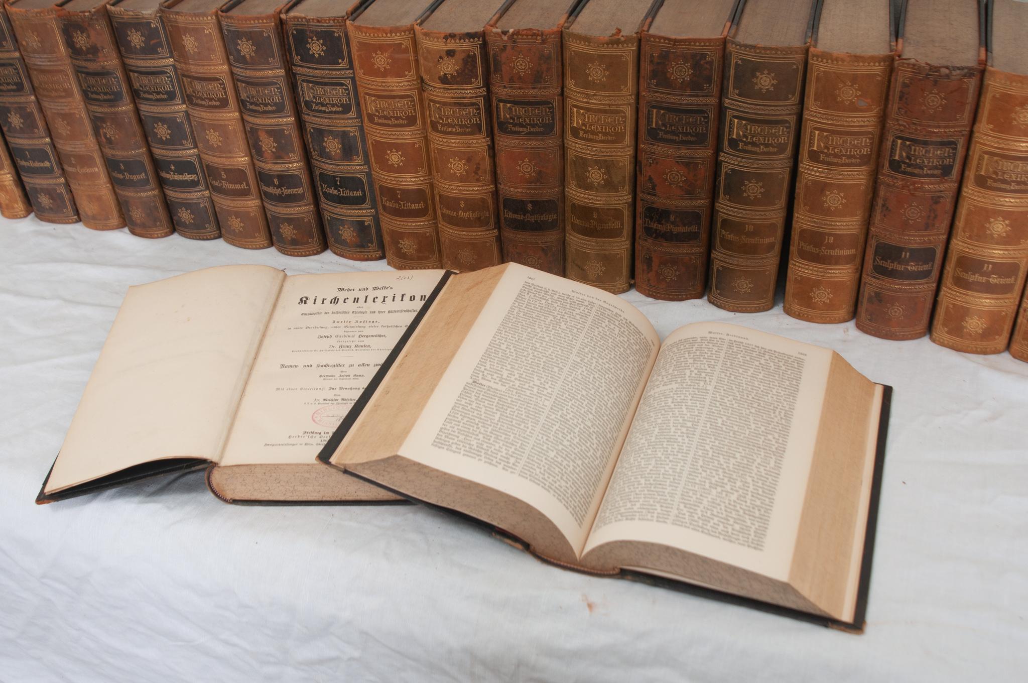 XIXe siècle Ensemble de 20 encyclopédiques catholiques allemandes en vente