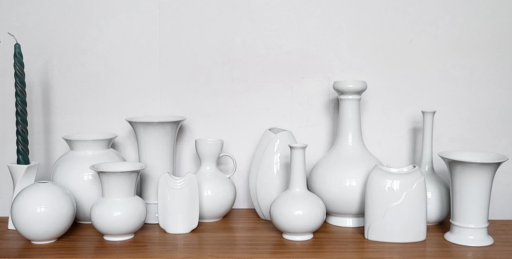 Satz von 12 schönen minimalis weiß poliert / glasiert Porzellan Vasen und ein Kerzenständer Mitte des Jahrhunderts.
Deutschland, 1950er-1980er Jahre.

Preis für ein Set!
 