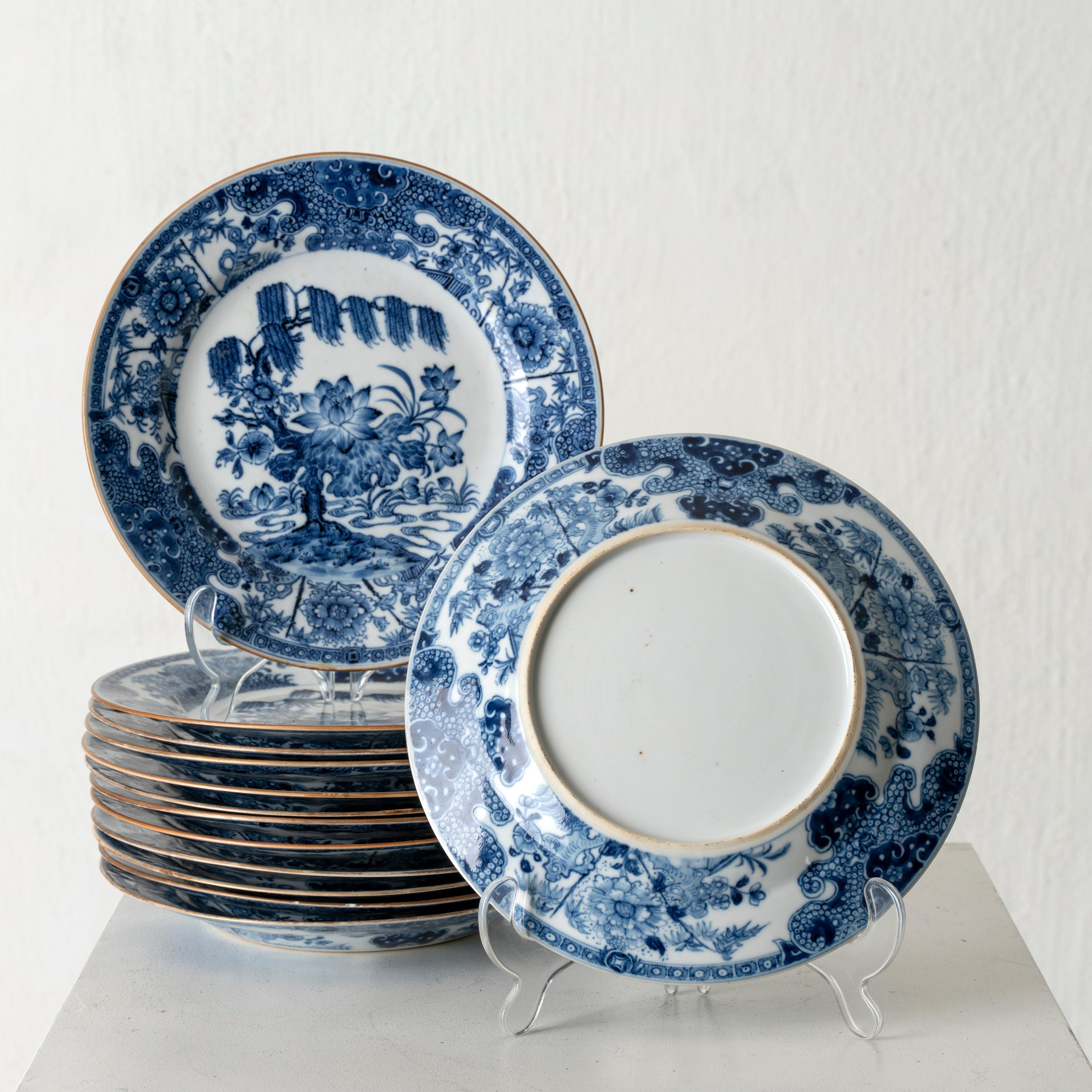 Un ensemble de 13 assiettes en porcelaine d'excellente qualité, réalisées en Chine sous la dynastie Qing, Qian Long, 1736-1795. Richement décoré sur les deux faces.
