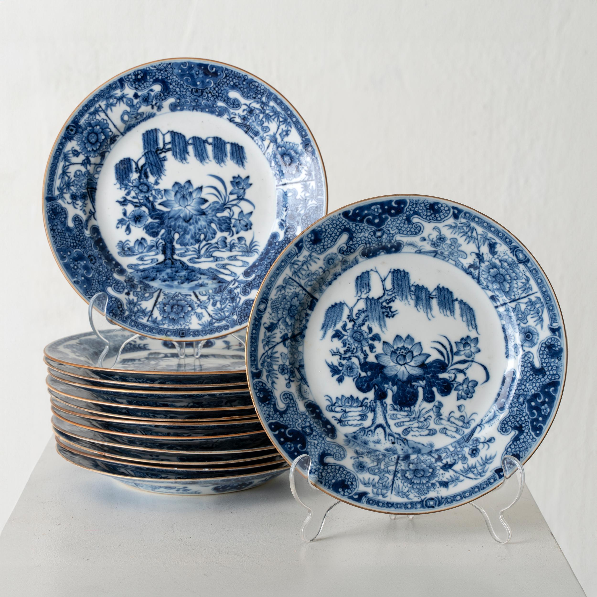 Ensemble de 13 assiettes bleues et blanches de Chine du 18ème siècle Bon état - En vente à New York, NY