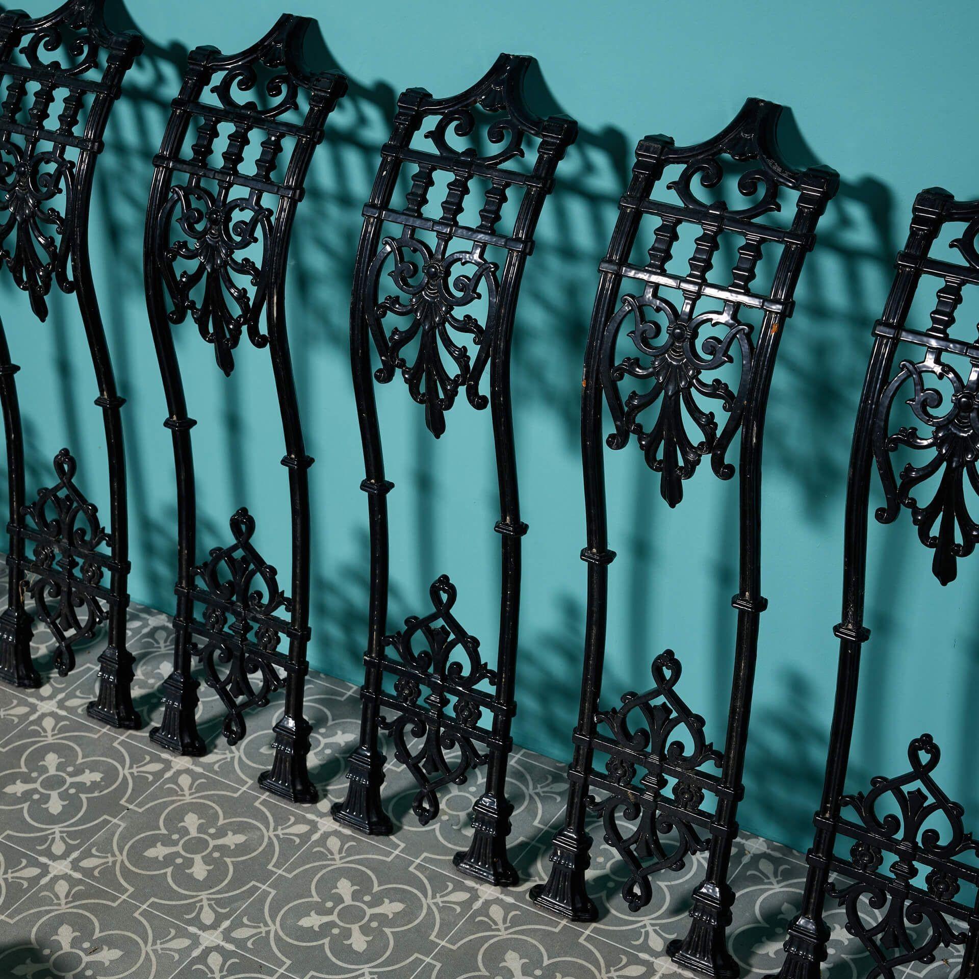 Regency Ensemble de 13 balustrades en fonte de style Régence du 19ème siècle en vente