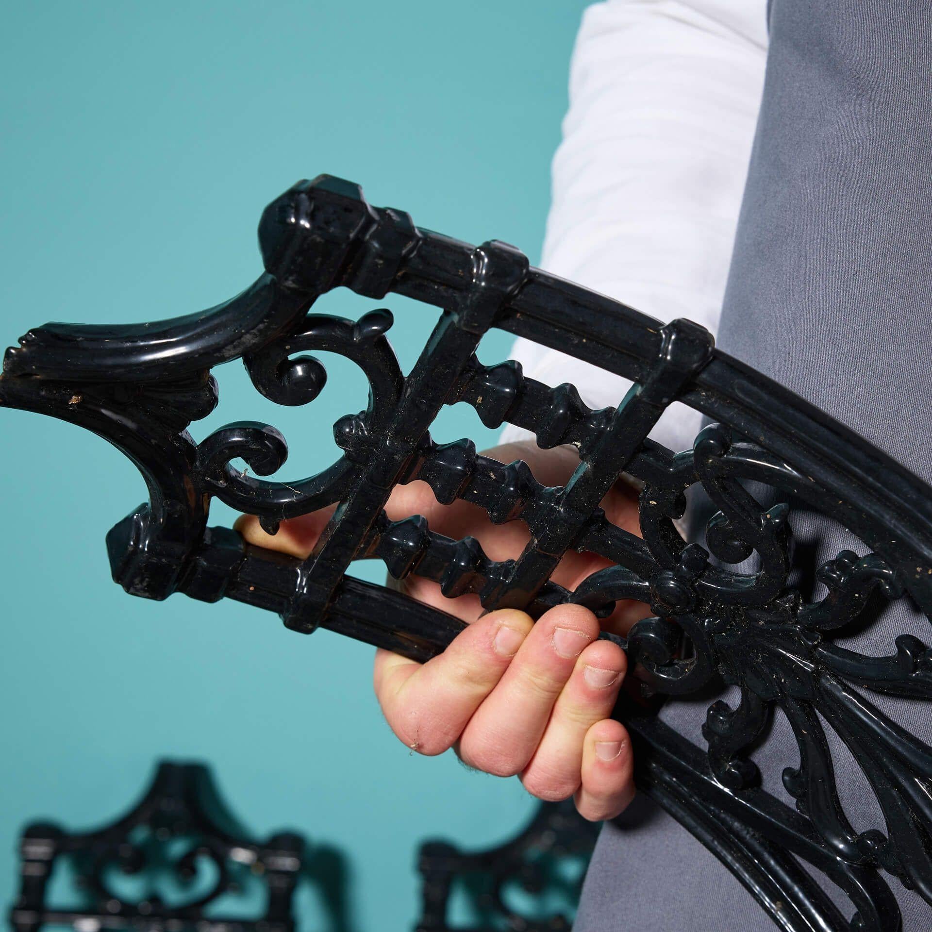 XIXe siècle Ensemble de 13 balustrades en fonte de style Régence du 19ème siècle en vente