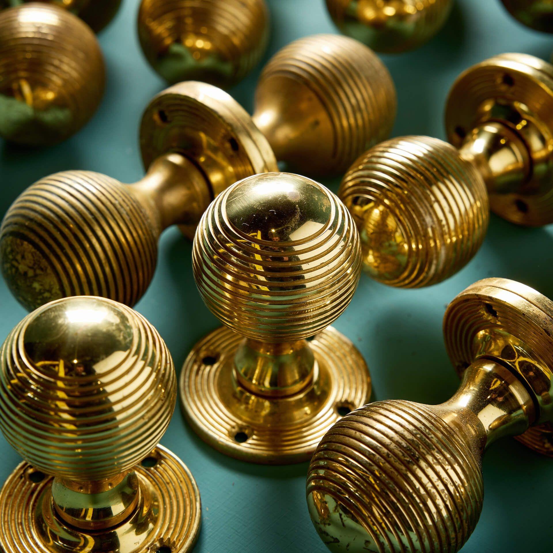 Set of 13 Vintage English Brass Beehive Door Knobs In Fair Condition For Sale In Wormelow, Herefordshire