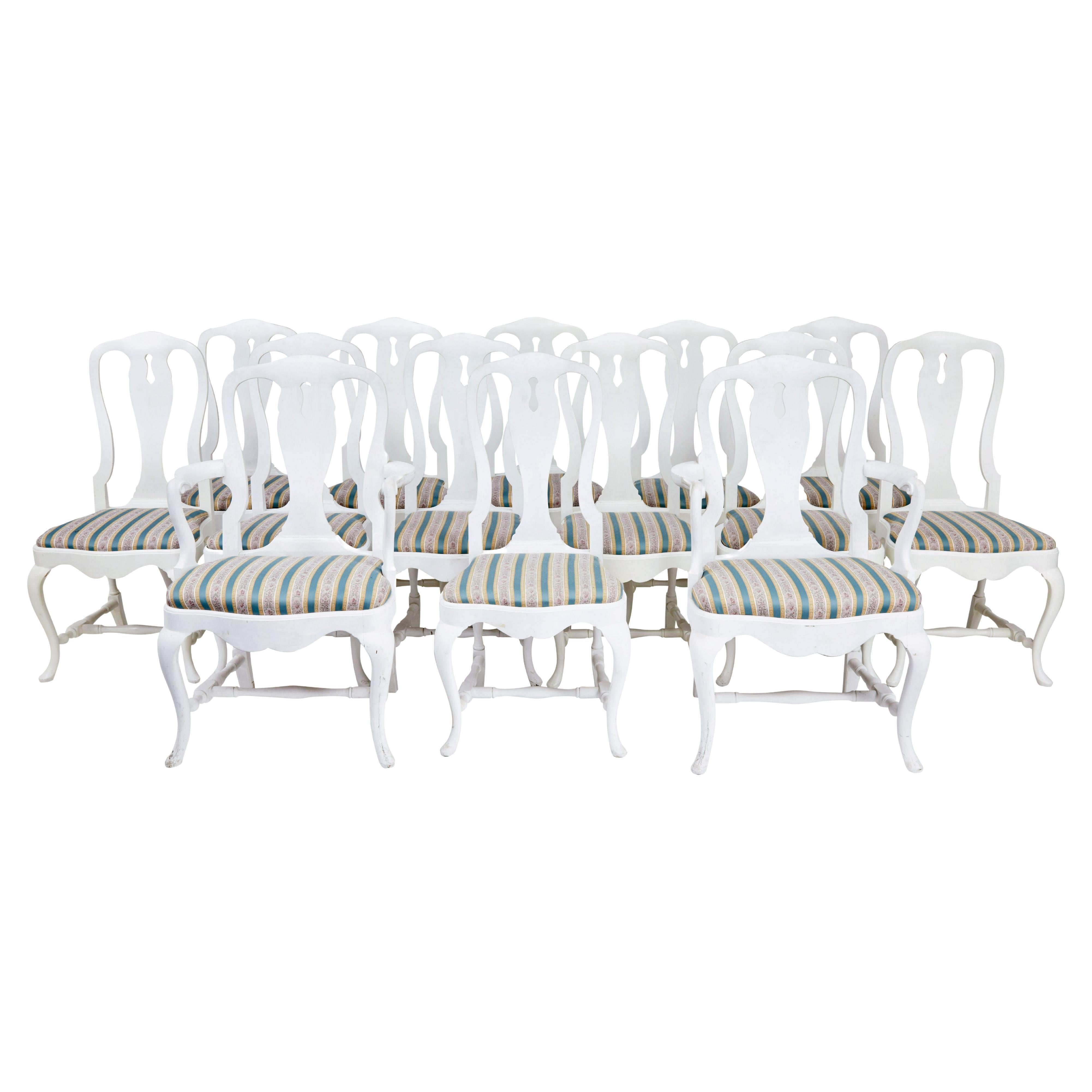 Ensemble de 14 chaises de salle à manger de style Queen Anne des années 1920 en vente