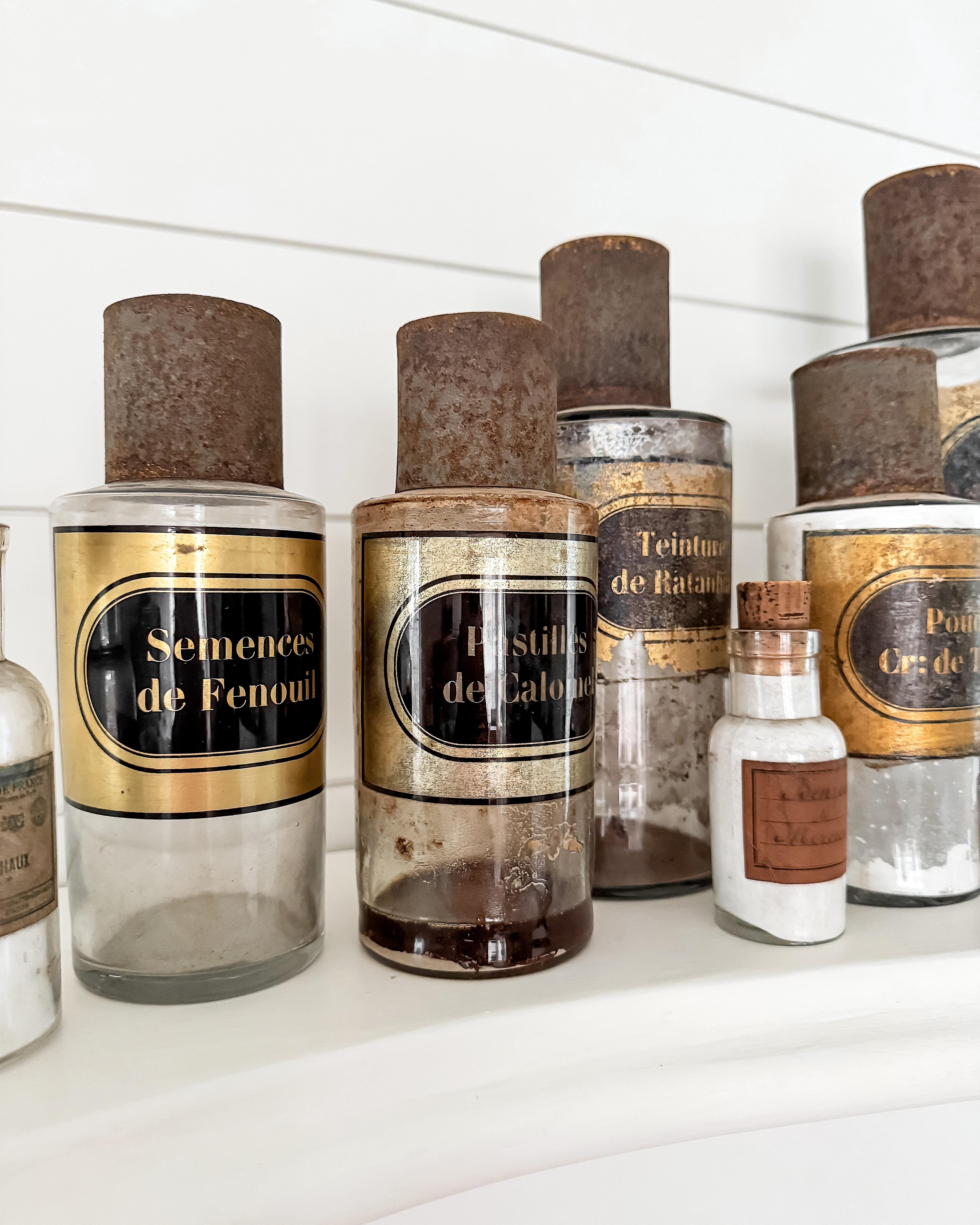 Satz von 14 französischen Apothekerflaschen aus dem 19. und 20. (Glas) im Angebot