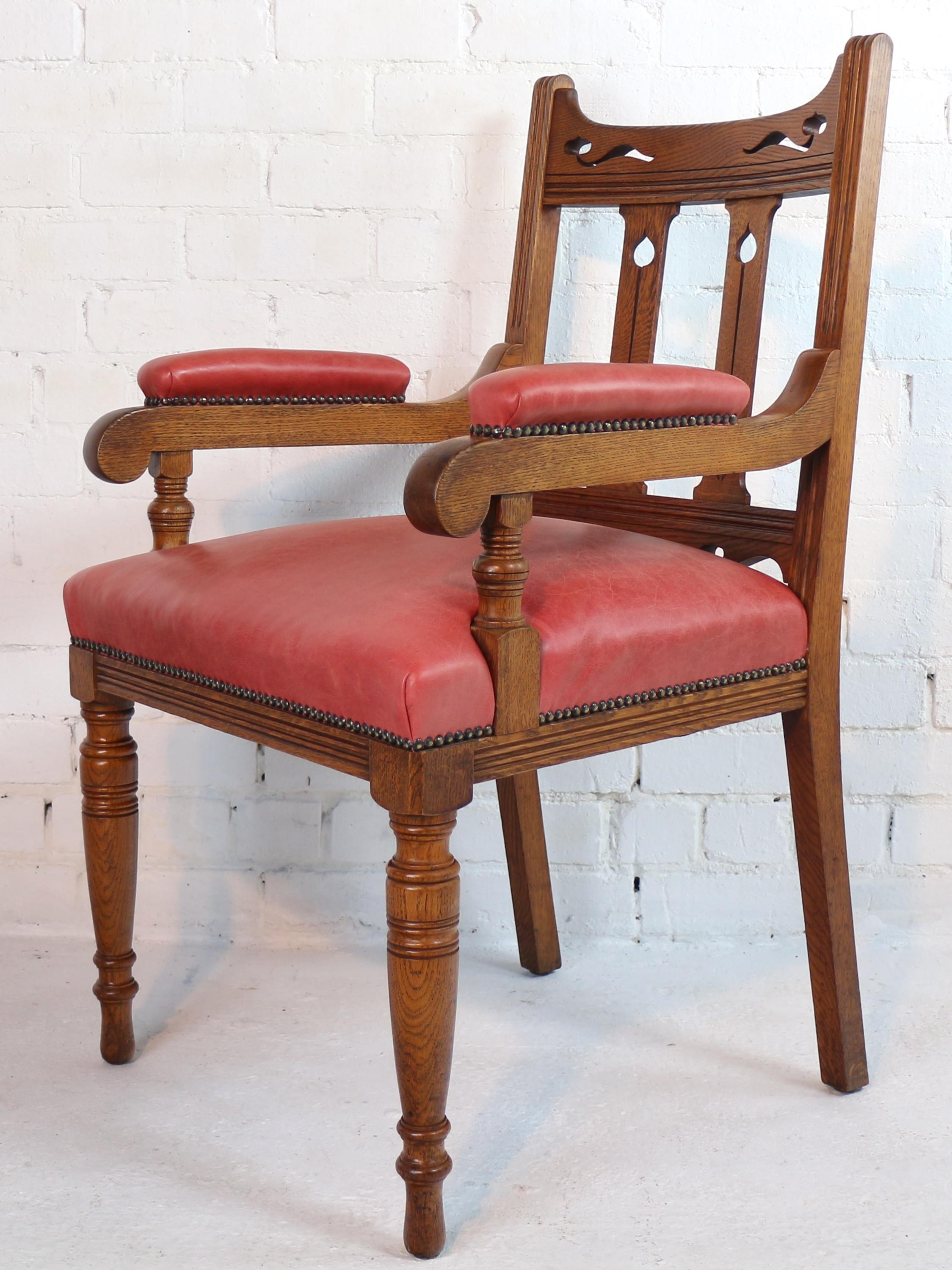 Satz von 14 antiken englischen viktorianischen Arts & Crafts-Esszimmerstühlen aus Eiche und Leder im Angebot 3