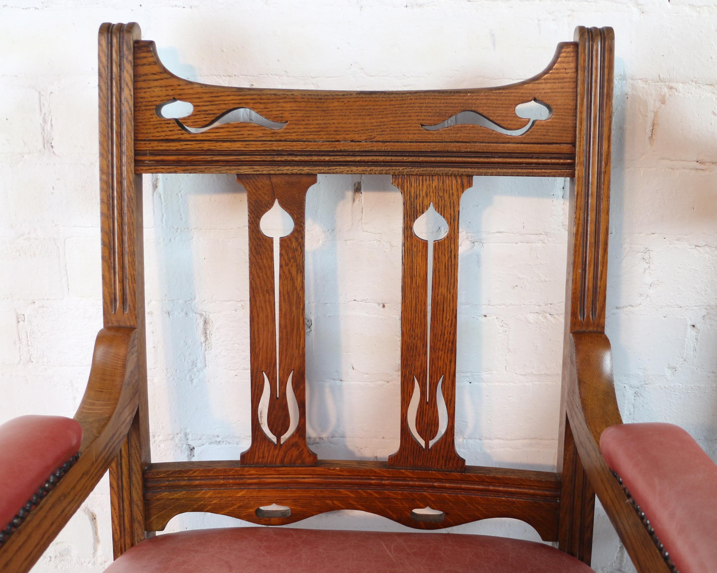 Satz von 14 antiken englischen viktorianischen Arts & Crafts-Esszimmerstühlen aus Eiche und Leder im Angebot 4