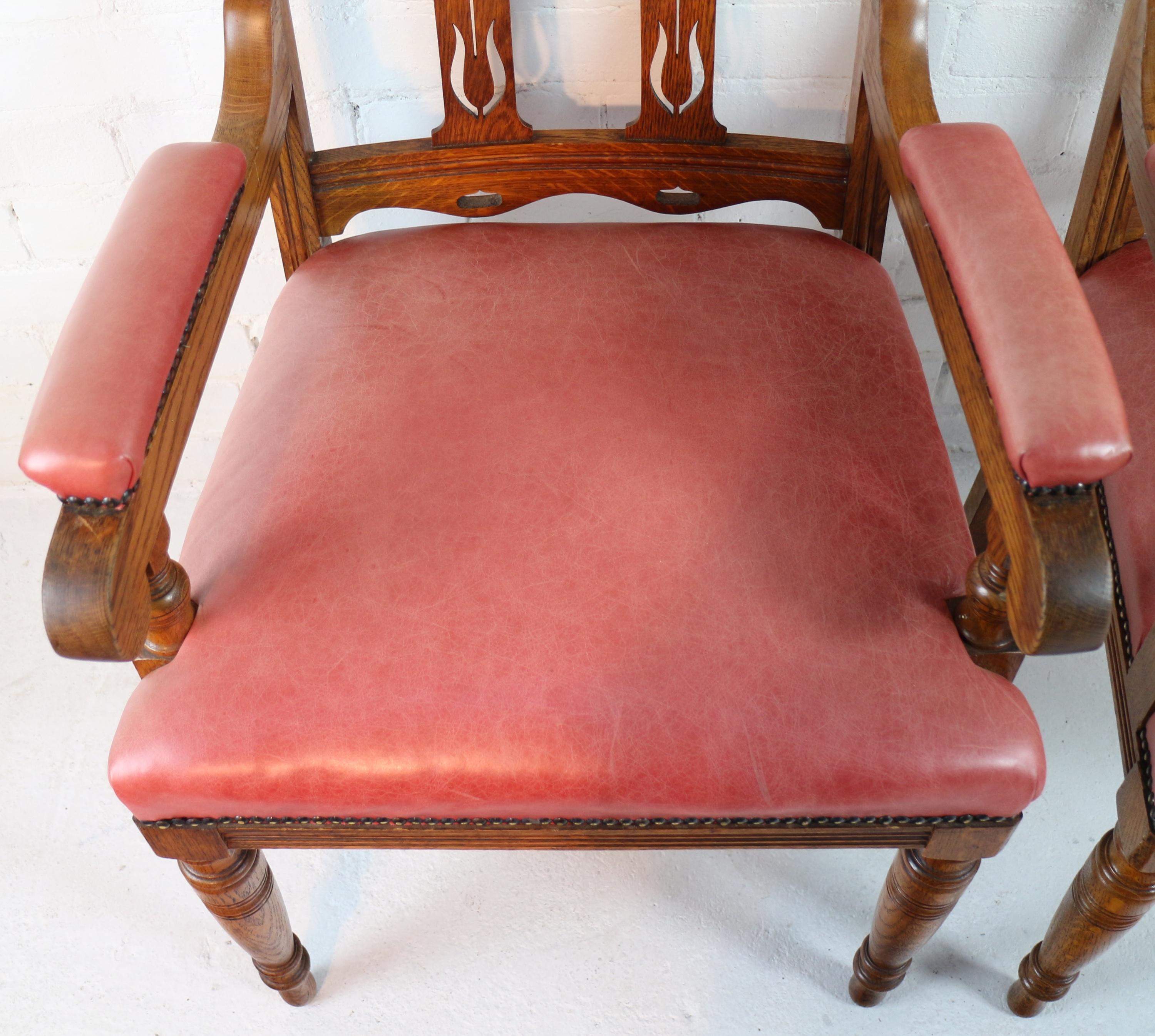 Satz von 14 antiken englischen viktorianischen Arts & Crafts-Esszimmerstühlen aus Eiche und Leder im Angebot 5