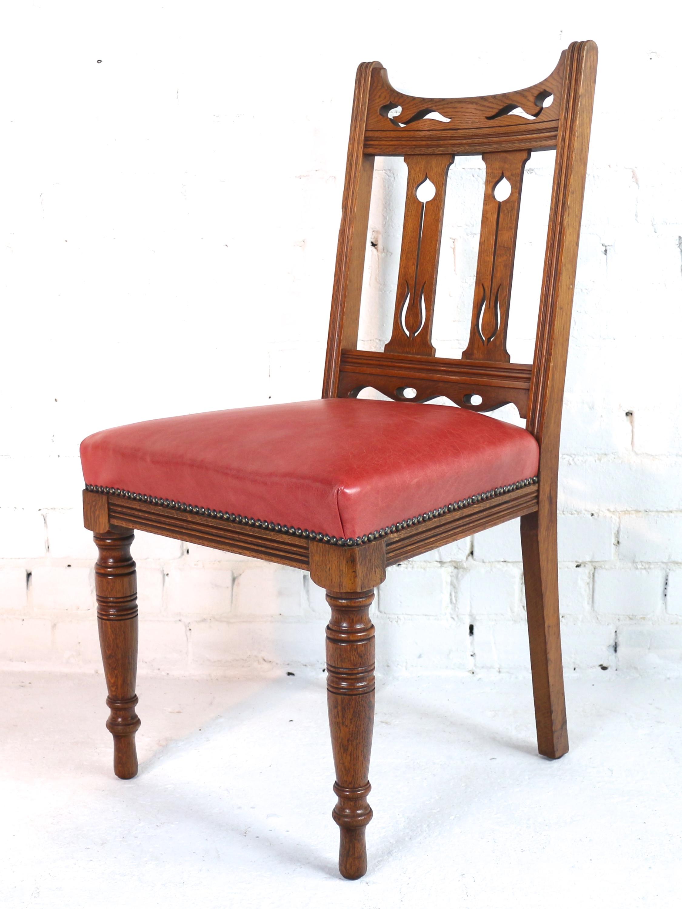 Satz von 14 antiken englischen viktorianischen Arts & Crafts-Esszimmerstühlen aus Eiche und Leder im Angebot 10