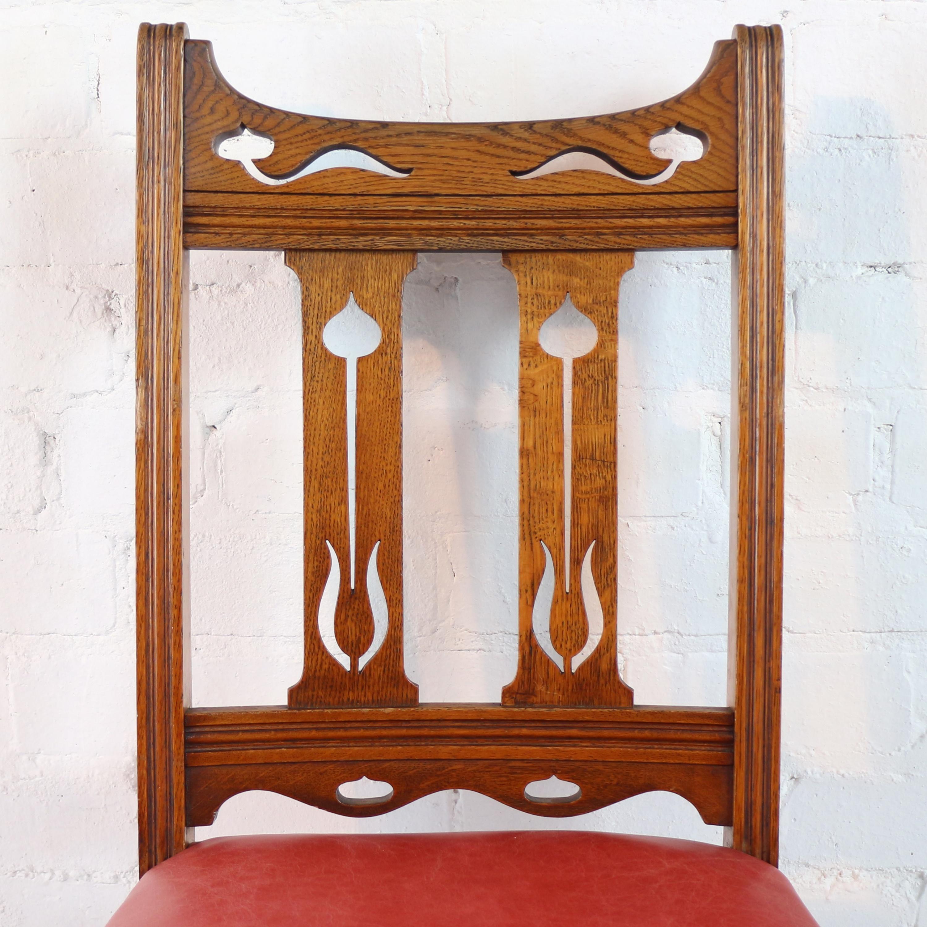 Satz von 14 antiken englischen viktorianischen Arts & Crafts-Esszimmerstühlen aus Eiche und Leder im Angebot 11