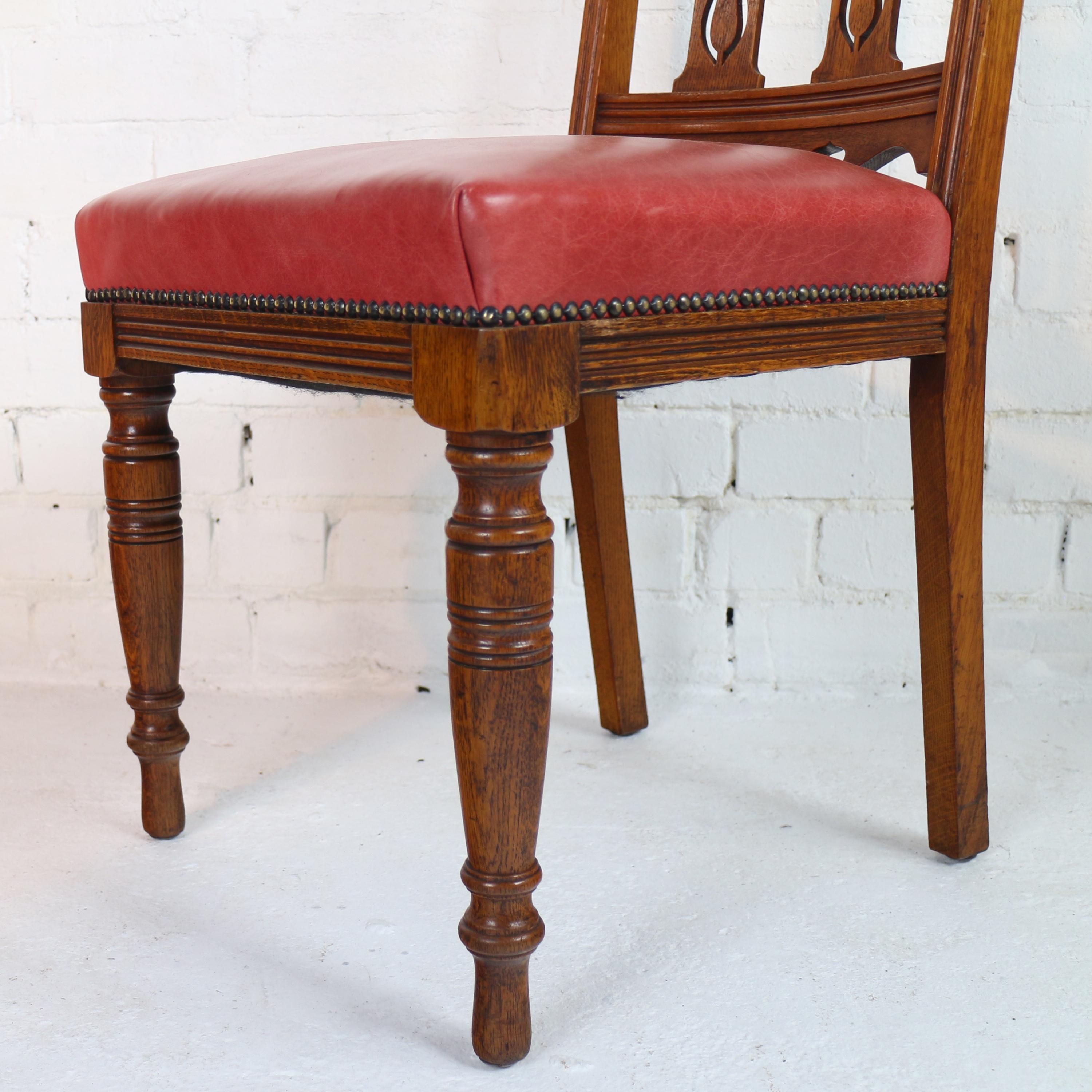 Satz von 14 antiken englischen viktorianischen Arts & Crafts-Esszimmerstühlen aus Eiche und Leder im Angebot 12