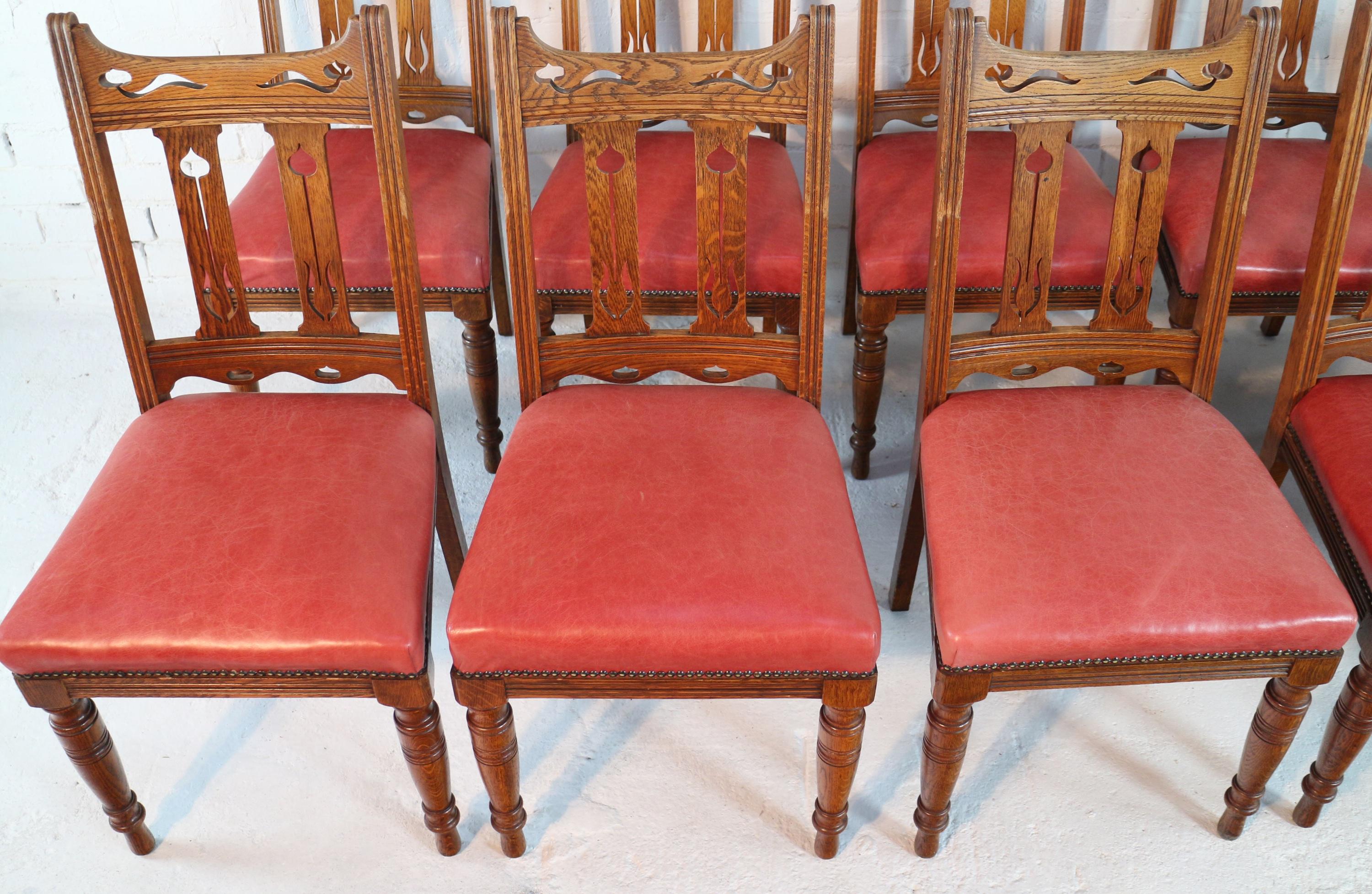 Satz von 14 antiken englischen viktorianischen Arts & Crafts-Esszimmerstühlen aus Eiche und Leder (Arts and Crafts) im Angebot