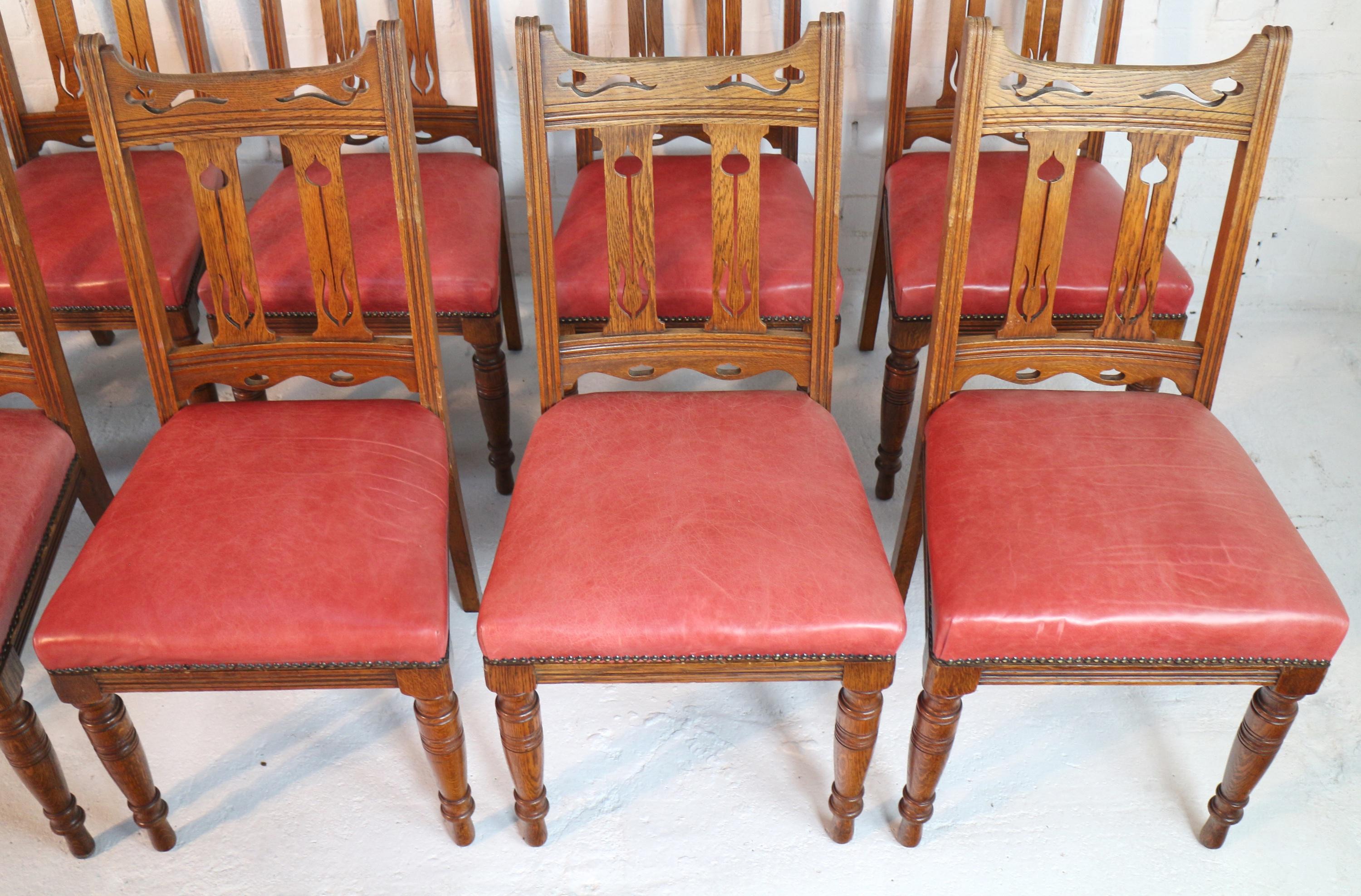 Anglais Ensemble de 14 chaises de salle à manger anglaises anciennes Arts & Crafts en chêne et cuir de style victorien en vente