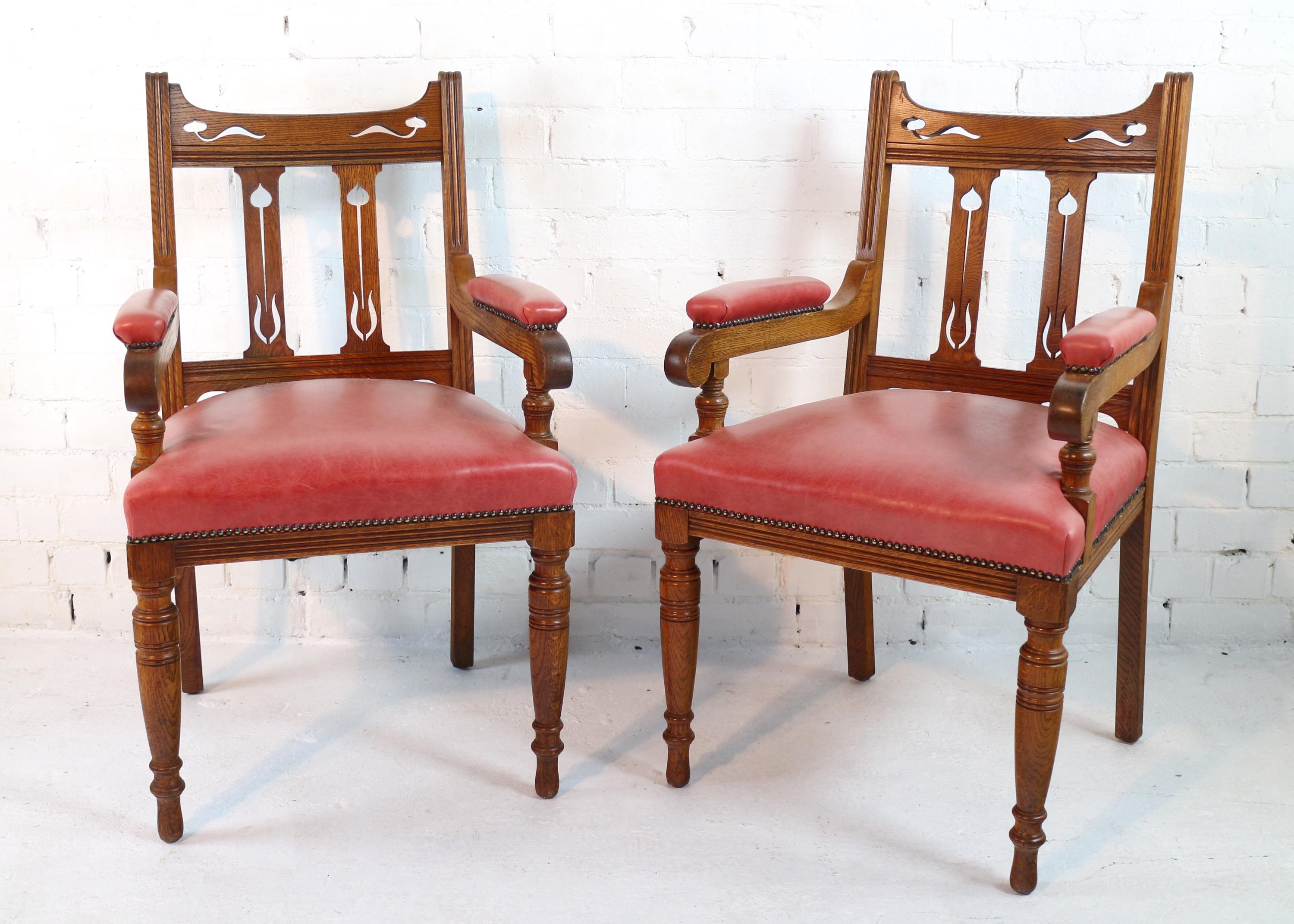 Satz von 14 antiken englischen viktorianischen Arts & Crafts-Esszimmerstühlen aus Eiche und Leder (Metall) im Angebot