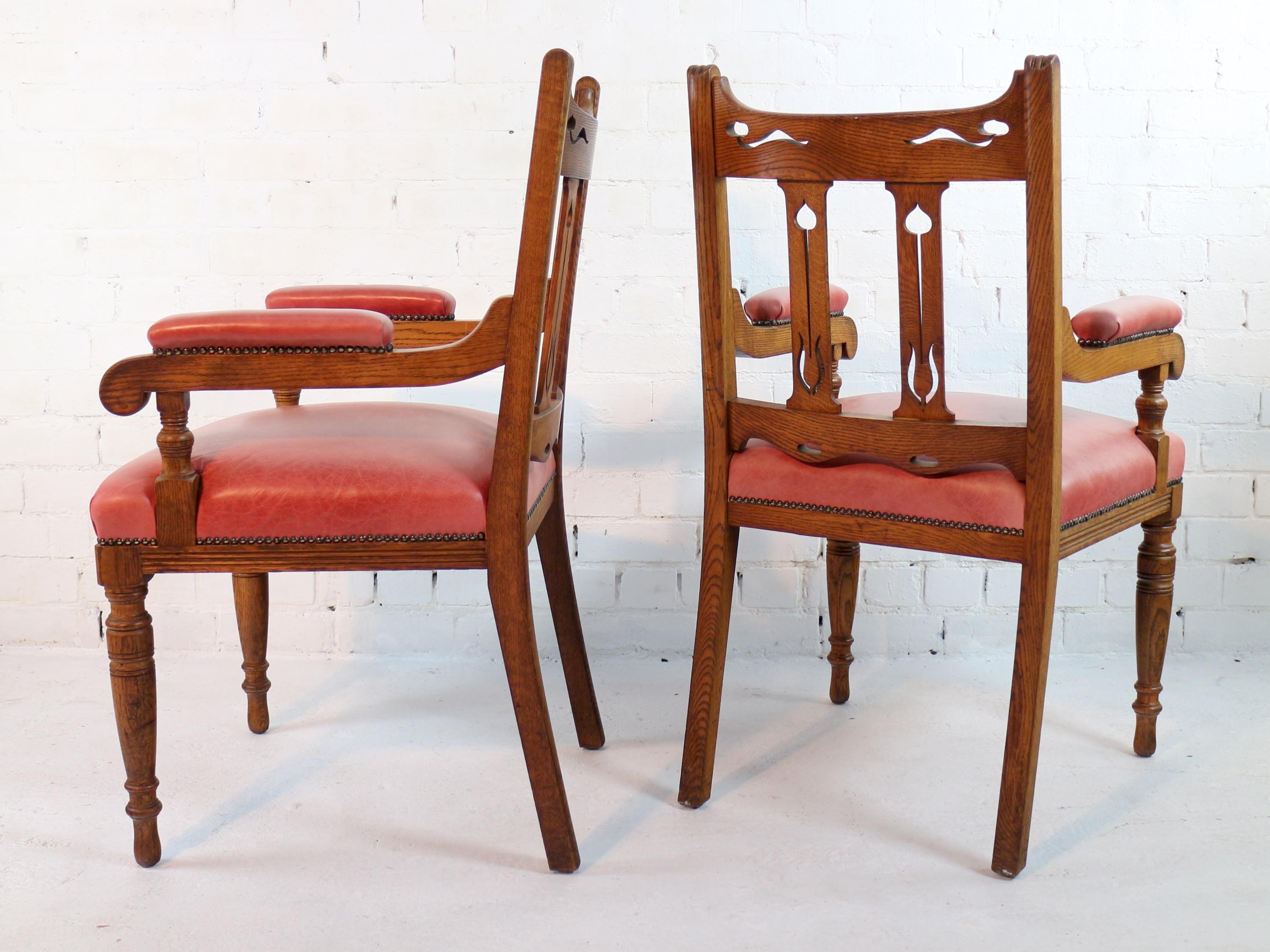 Satz von 14 antiken englischen viktorianischen Arts & Crafts-Esszimmerstühlen aus Eiche und Leder im Angebot 1