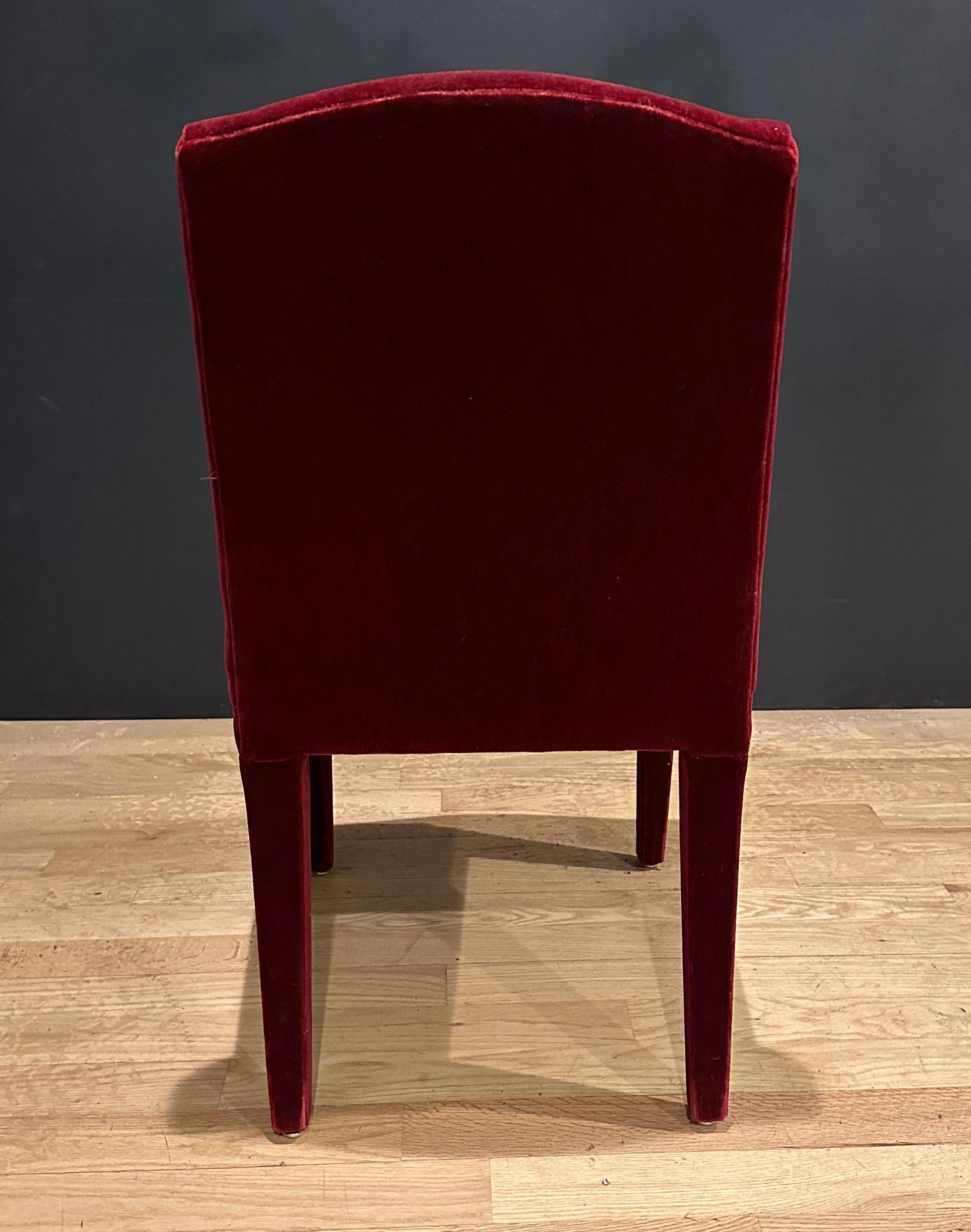 Set aus 14 burgunderroten Mohair-Esszimmerstühlen im Zustand „Gut“ im Angebot in Norwood, NJ