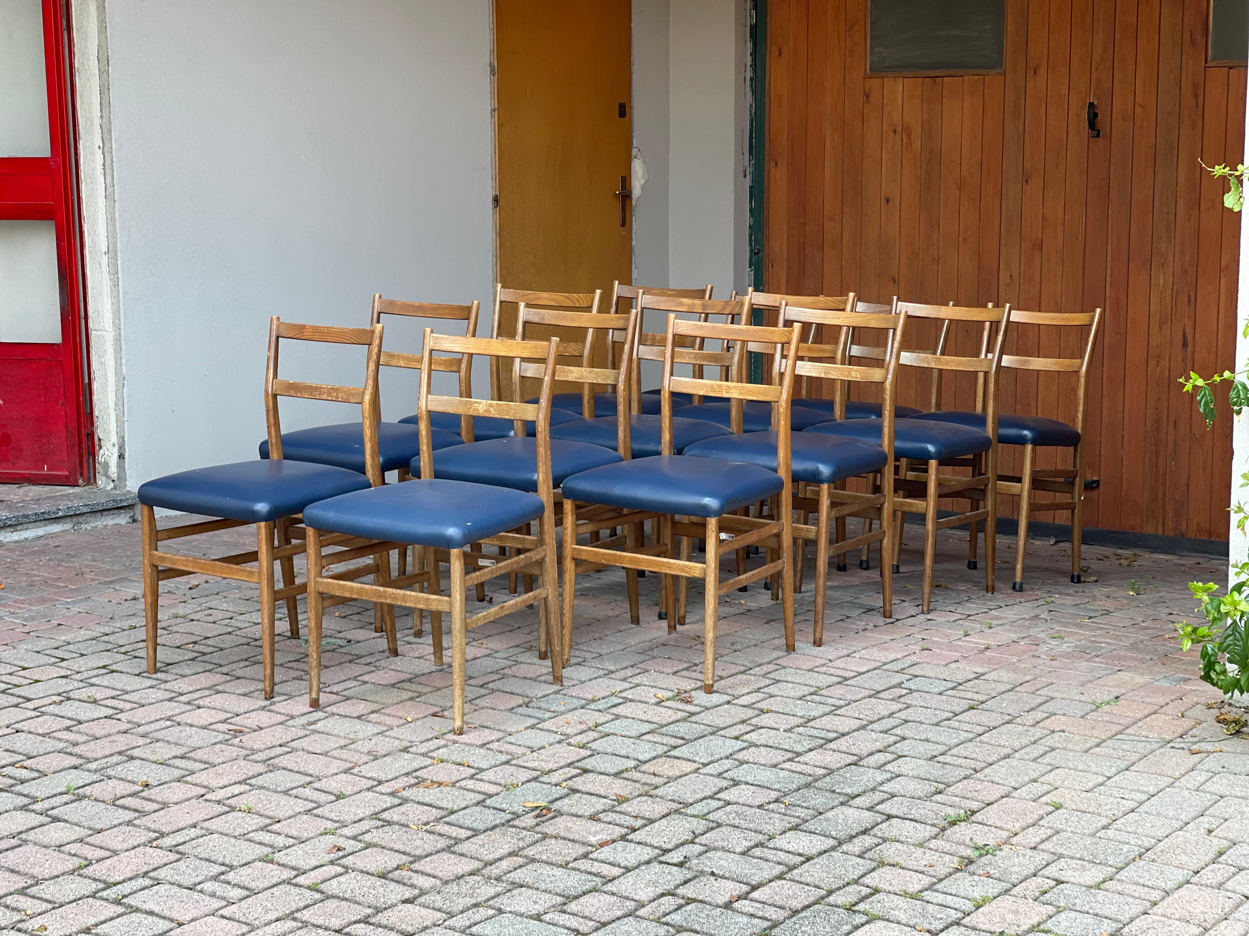 14 Mid Century Italian Dining Chairs, By Gio Ponti - Wood And Blue Leather -  In Good Condition In Milano, IT