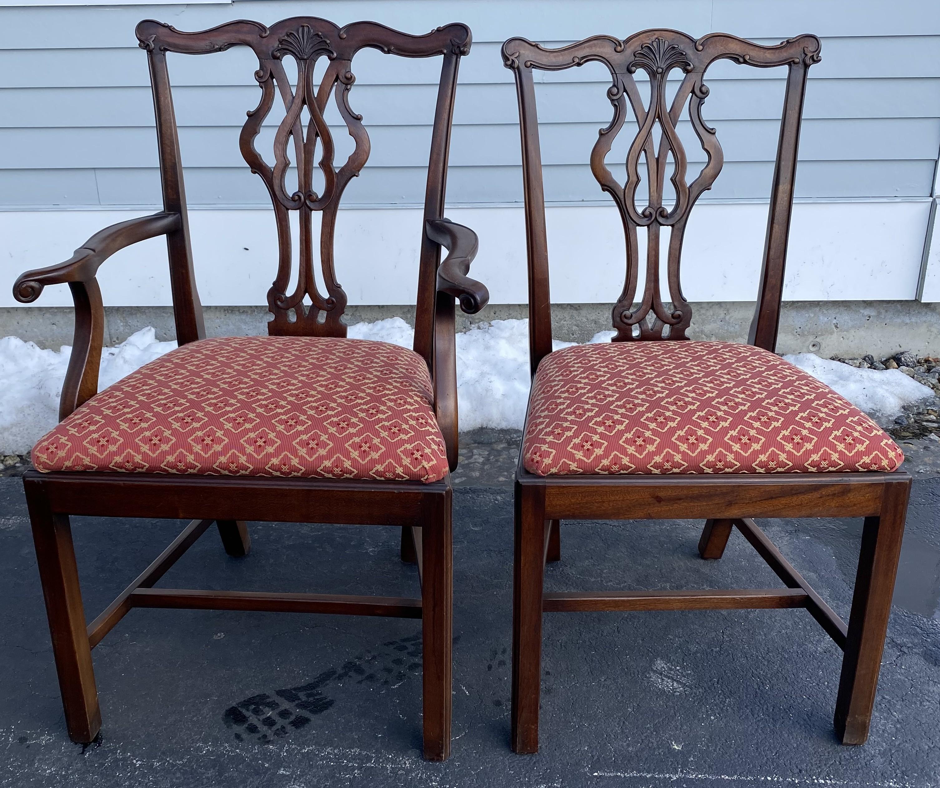Americano Set di 14 sedie da pranzo in mogano in stile Chippendale con sedute imbottite e scivolose in vendita