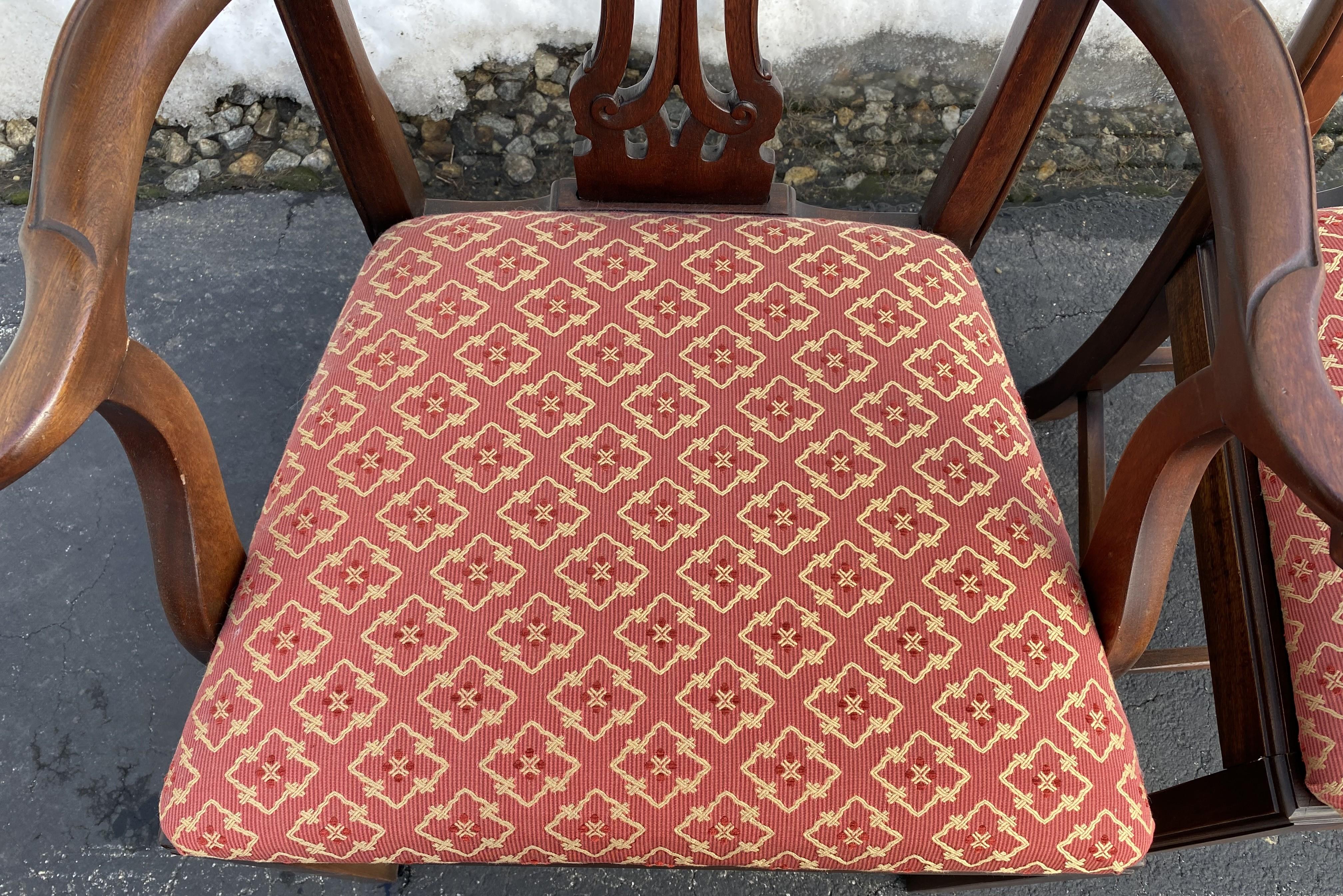 Set di 14 sedie da pranzo in mogano in stile Chippendale con sedute imbottite e scivolose In condizioni buone in vendita a Milford, NH