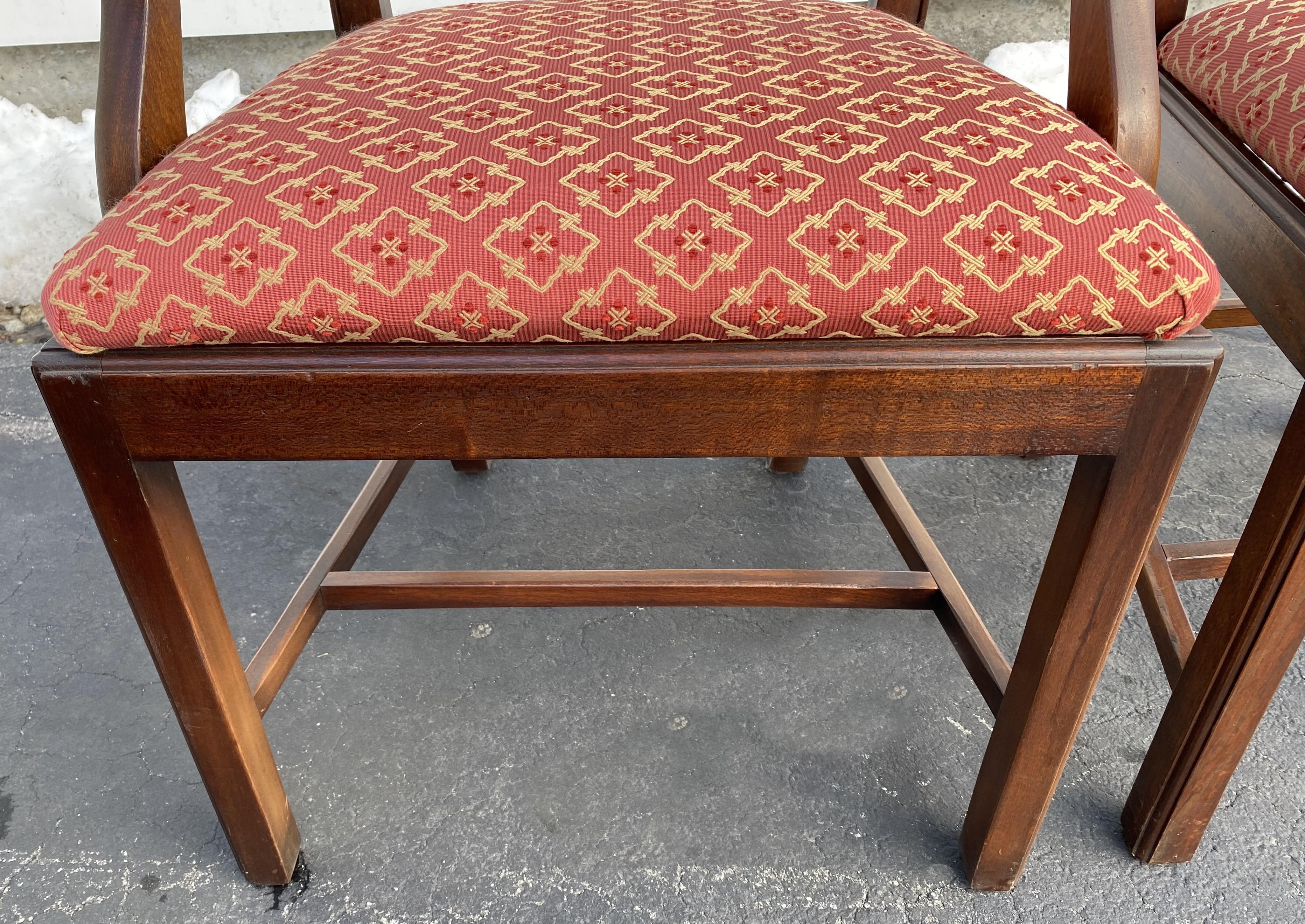XX secolo Set di 14 sedie da pranzo in mogano in stile Chippendale con sedute imbottite e scivolose in vendita