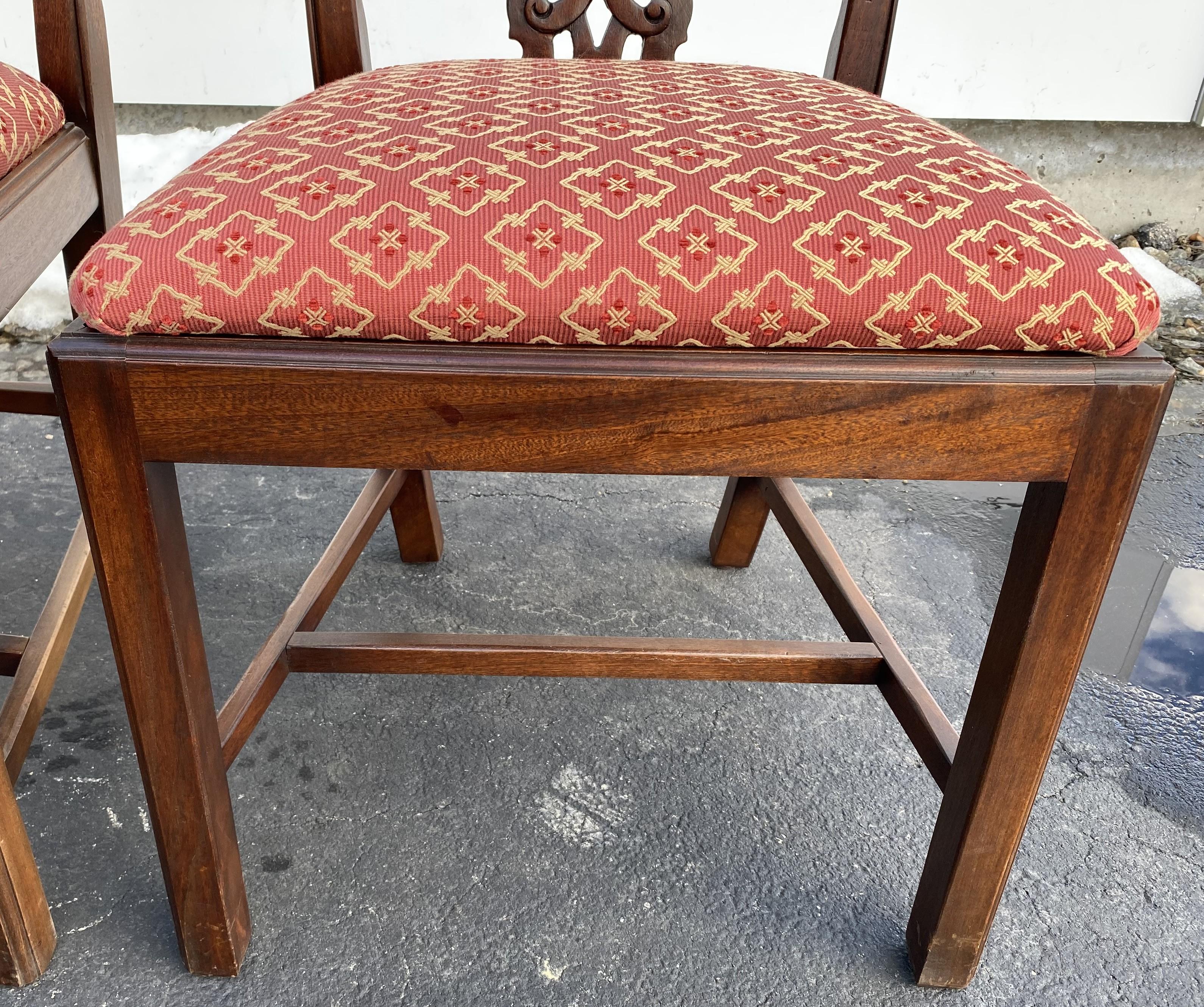 Set di 14 sedie da pranzo in mogano in stile Chippendale con sedute imbottite e scivolose in vendita 2