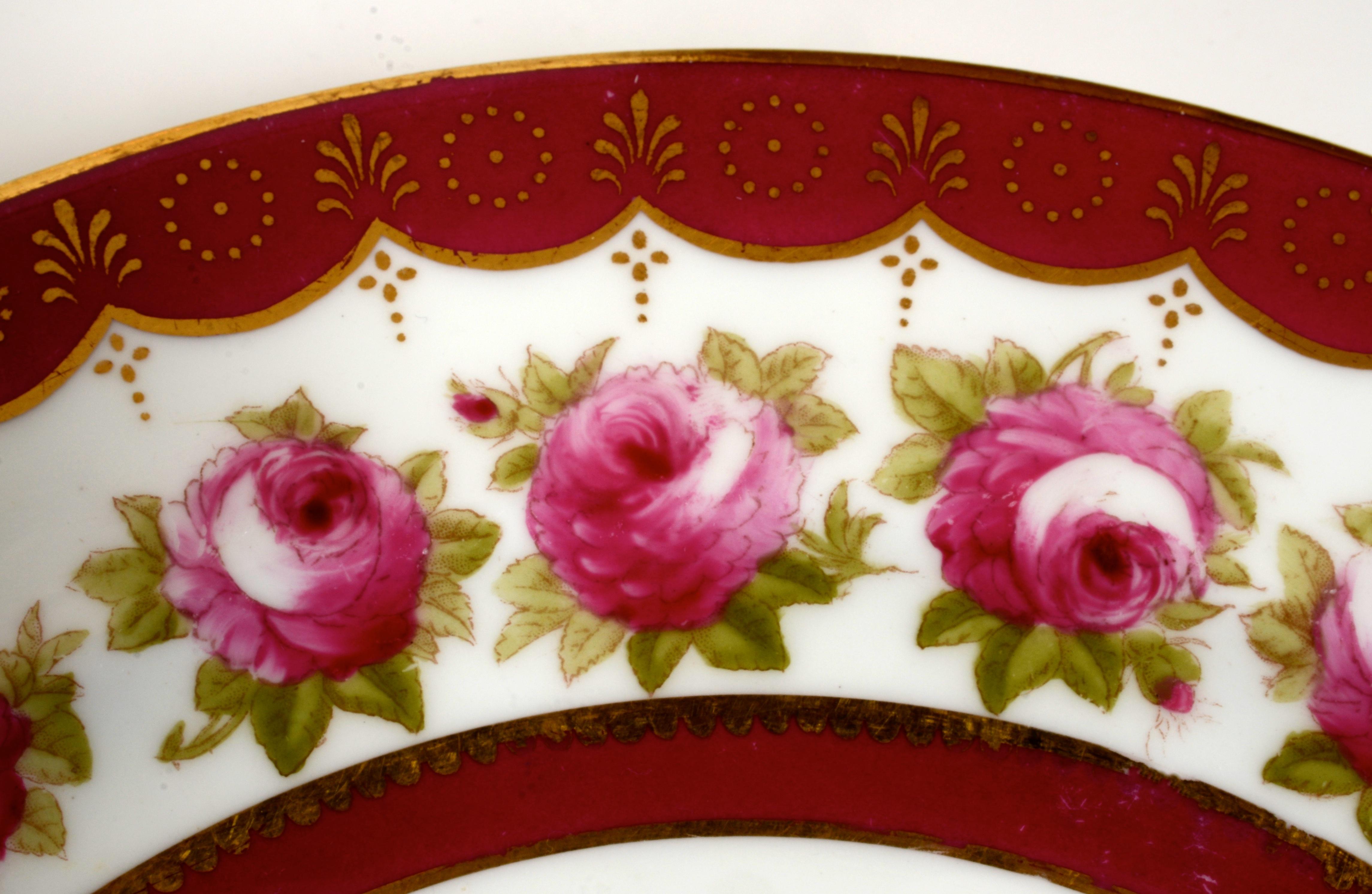 20ième siècle Ensemble de 14 assiettes plates Royal Cauldon Angleterre à motif de rose en vente
