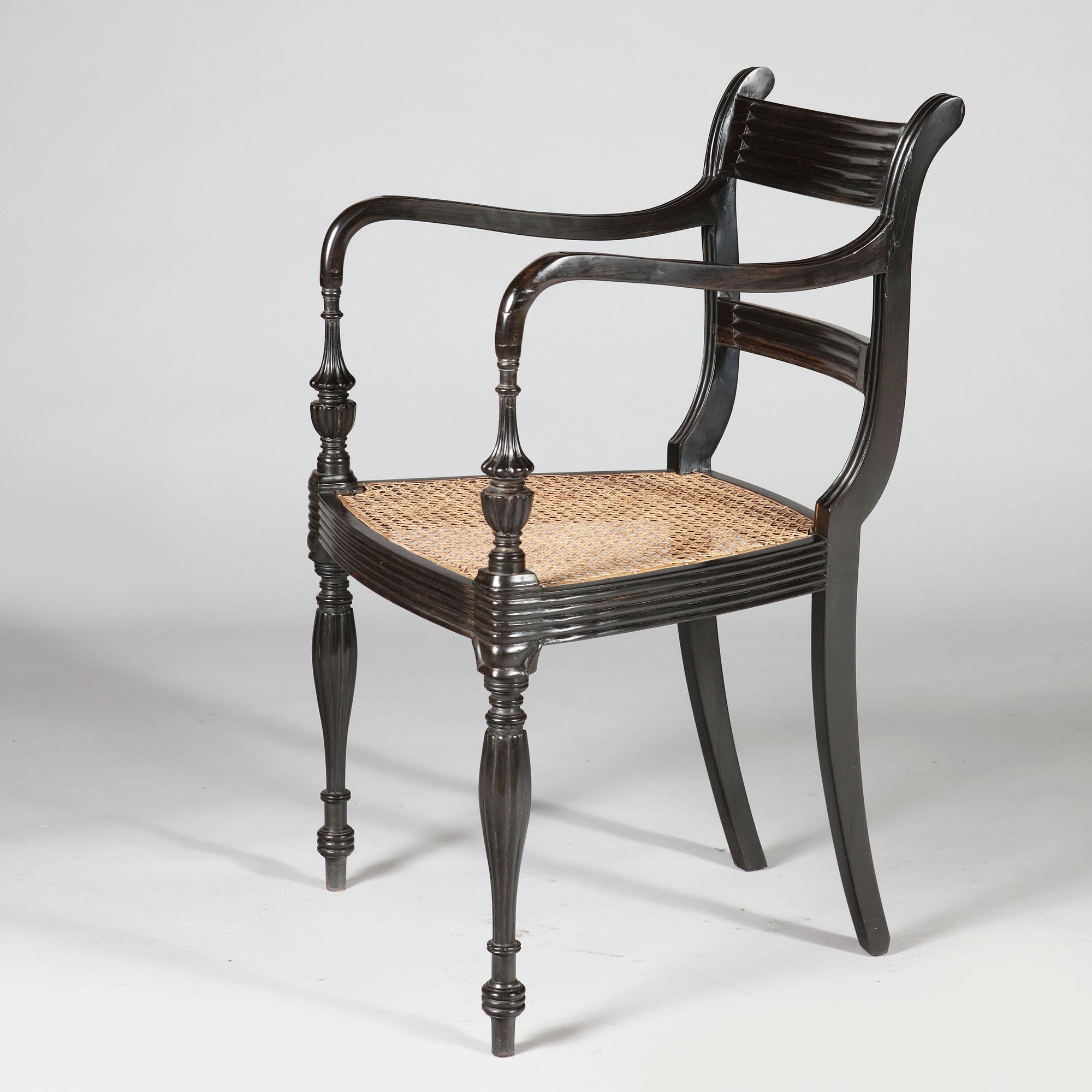 Nicholas Wells antiques a le plaisir de présenter ce long ensemble de 14 fauteuils de salle à manger en ébène massif. De style Régence, ce meuble présente des cadres cannelés, des pieds avant cannelés sculptés et des pieds arrière en sabre.
Ceylan,