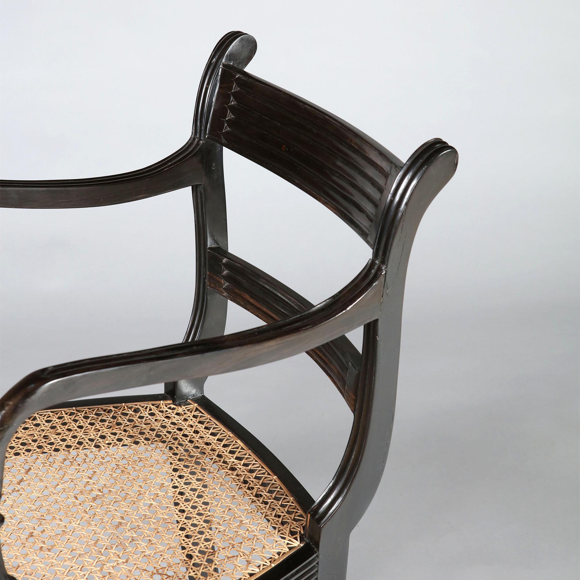 20ième siècle Ensemble de 14 chaises de salle à manger anglo-indiennes en ébène