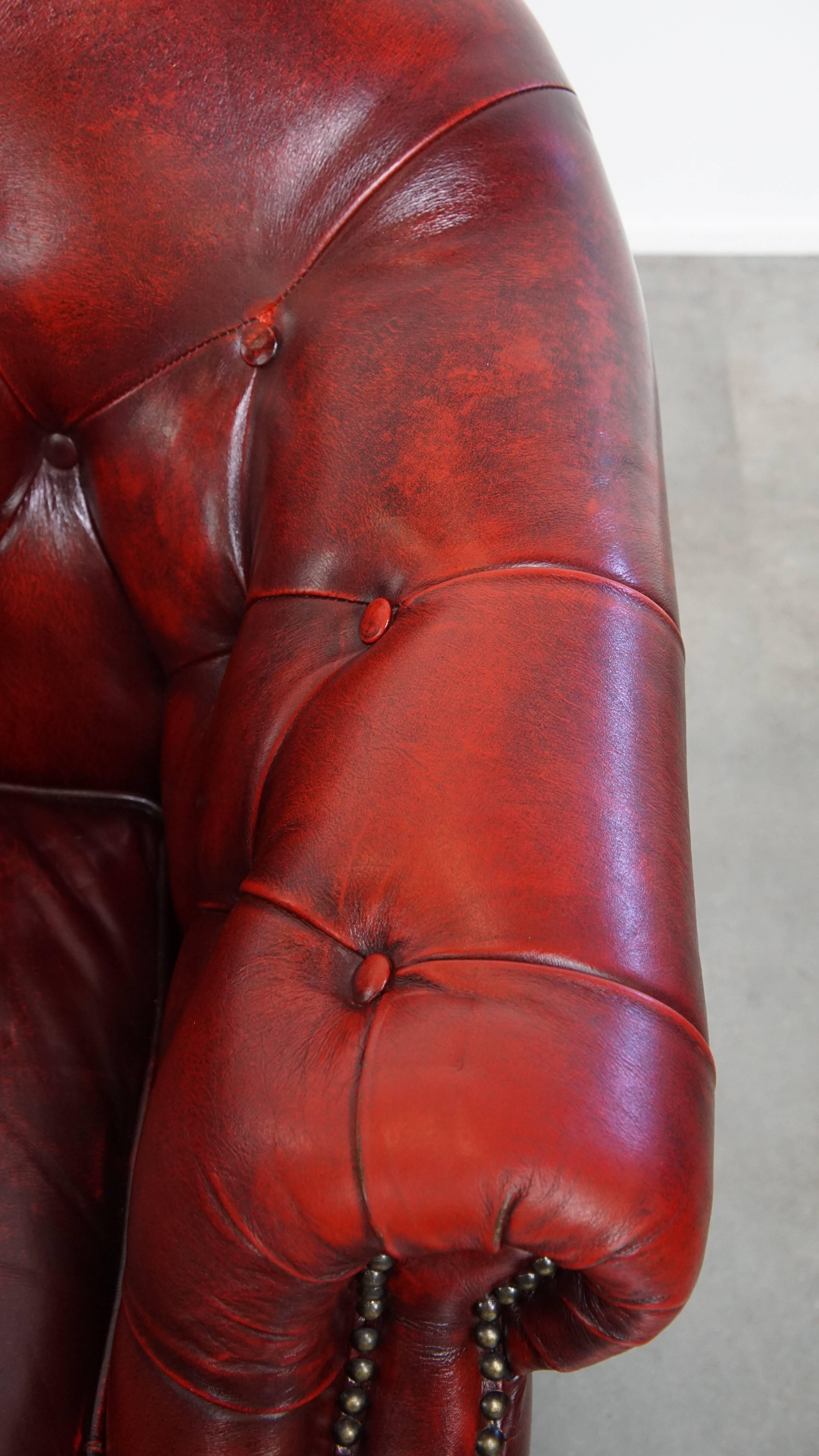 Juego de 14 sillones ingleses Chesterfield Club en tono rojo en venta 4