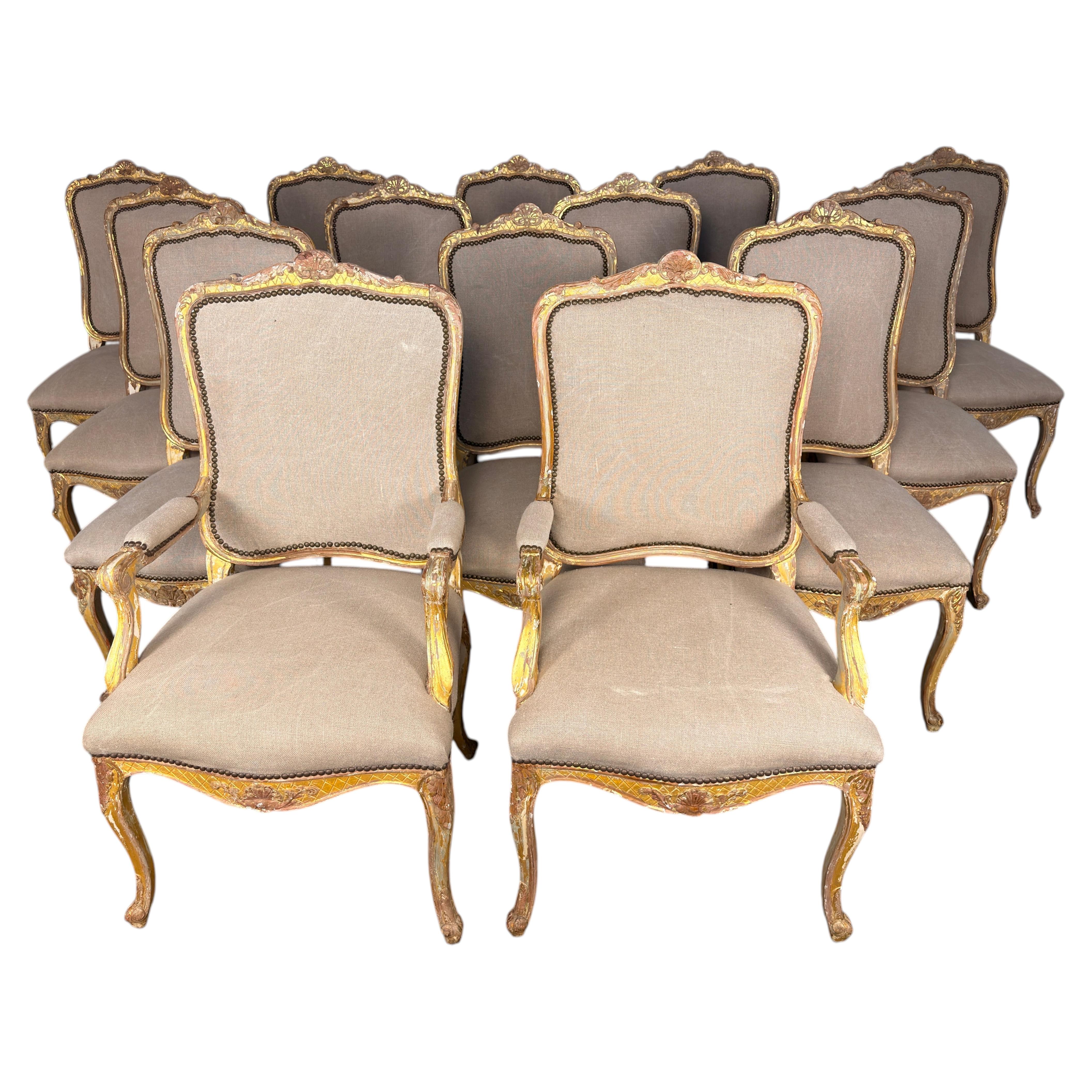 Set aus 14 vergoldeten Esszimmerstühlen im französischen Louis-XV-Stil mit Leinenpolsterung