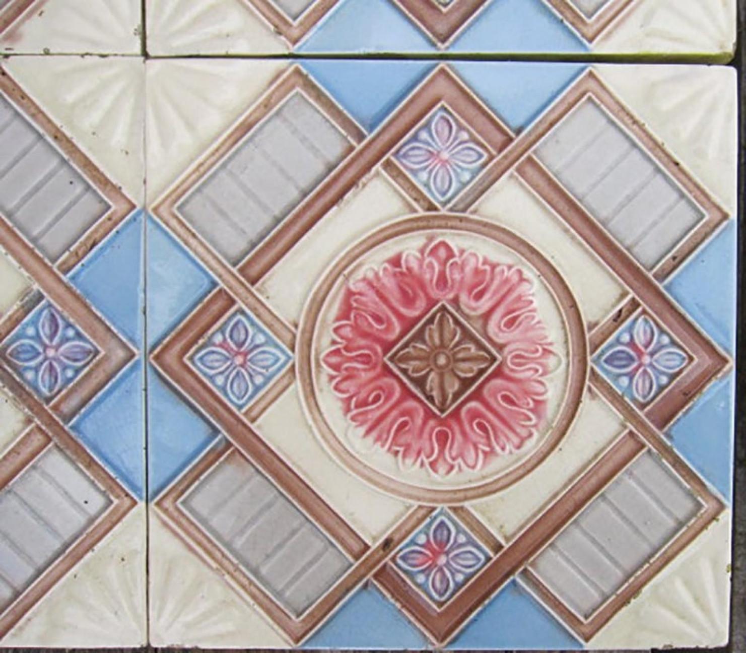 Set of  14 Glazed Relief Tiles Produits Céramiques de la Dyle, circa 1930 For Sale 4