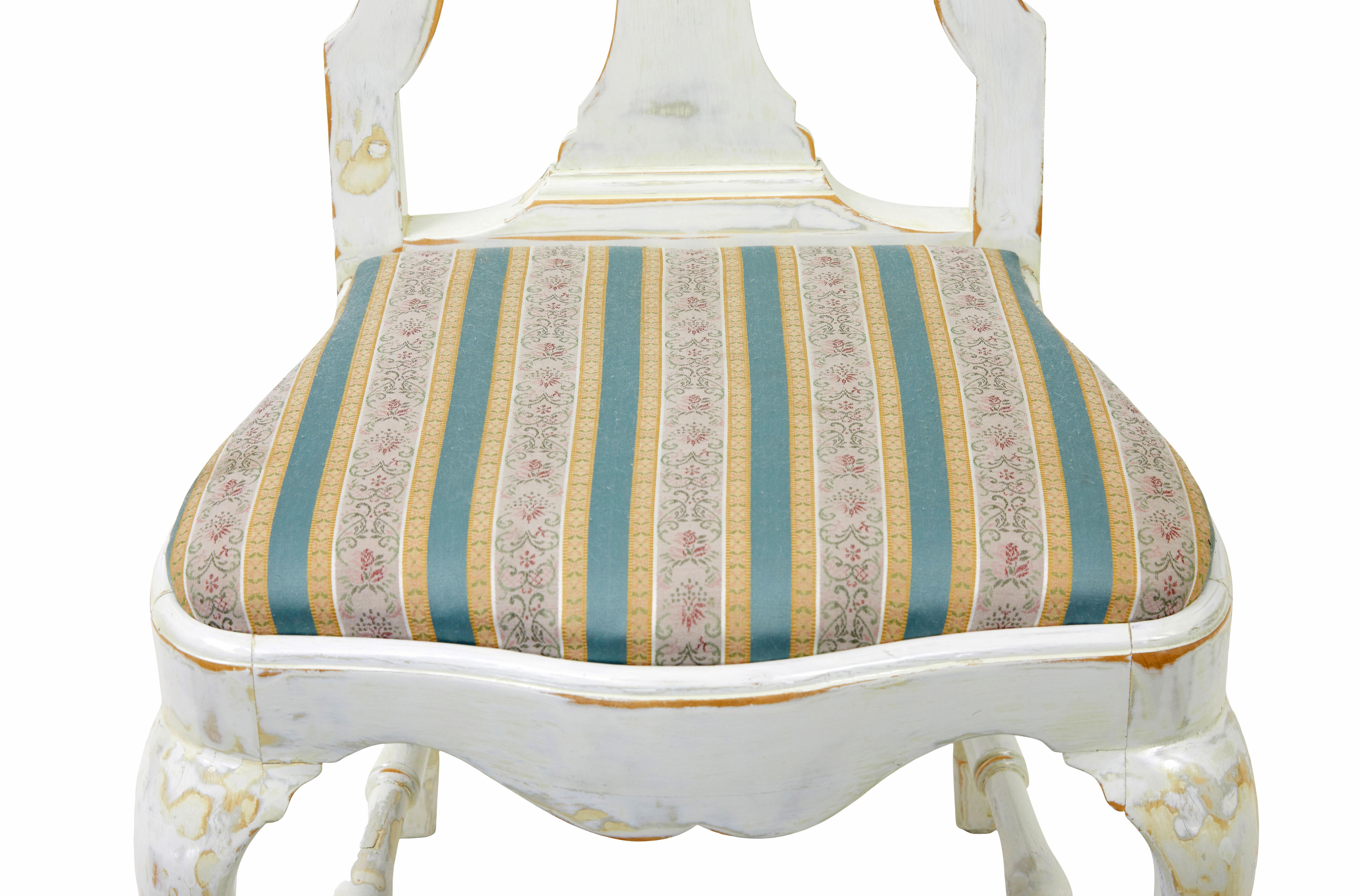 Conjunto de 14 sillas de comedor lacadas de influencia Queen Anne en venta 4