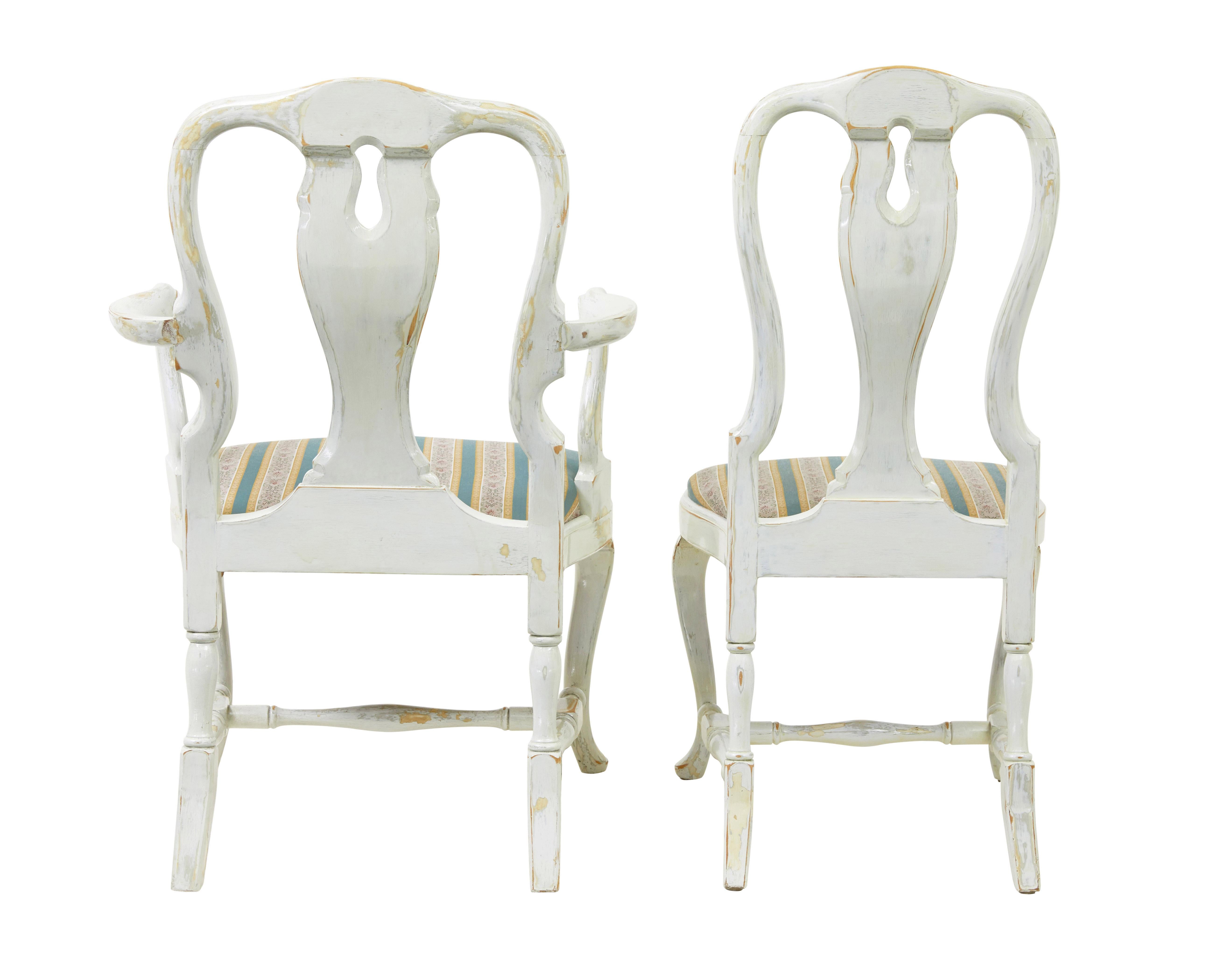 Conjunto de 14 sillas de comedor lacadas de influencia Queen Anne siglo XX en venta