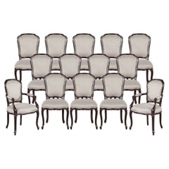 Conjunto de 14 sillas de comedor estilo Luis XIV en acabado lacado macizo