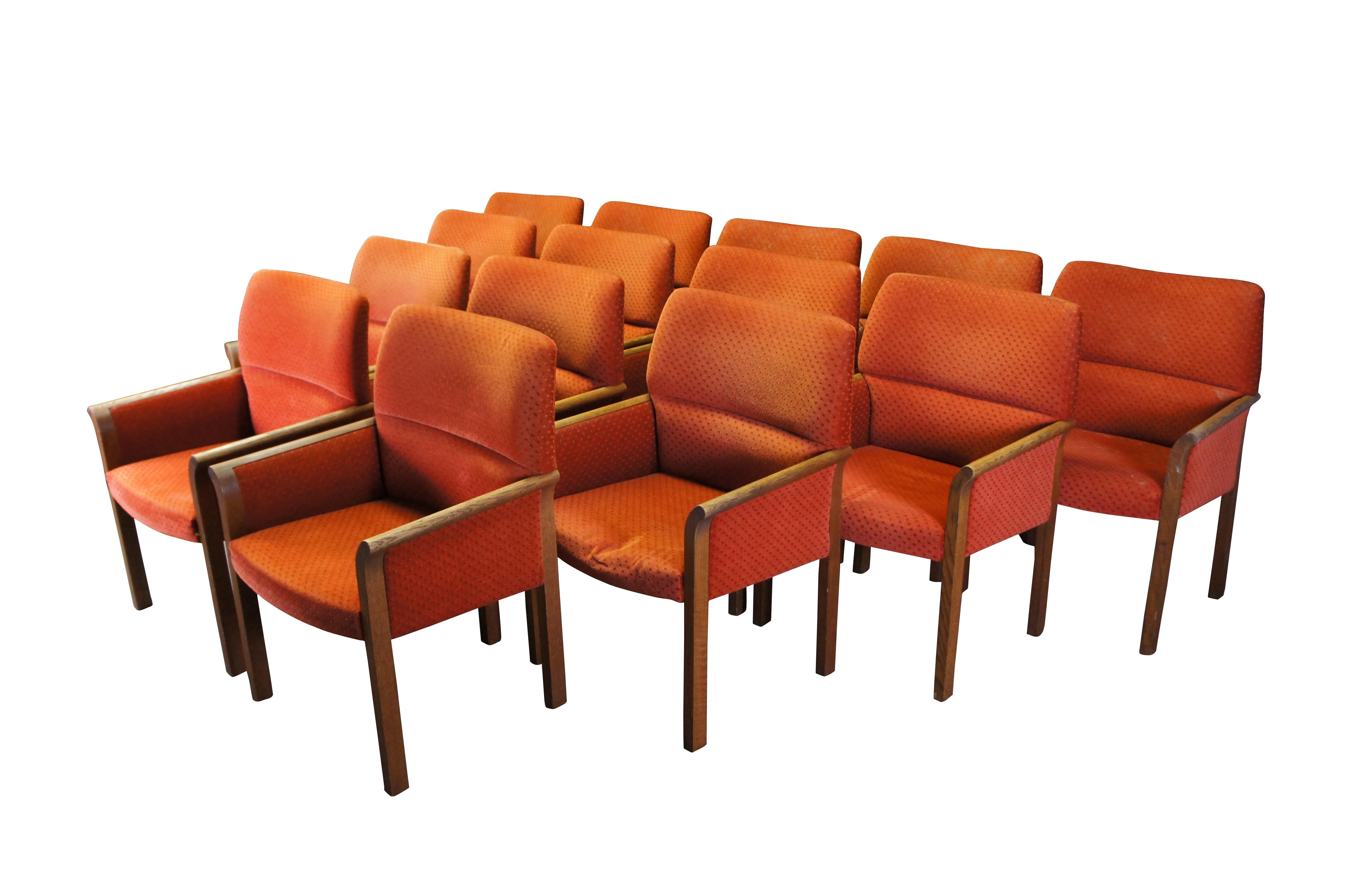 Uno squisito set di 14 sedie da conferenza/pranzo Jens Risom.  Fabrice con un intrigante tessuto arancione a pois inserito in una struttura in Oak con braccioli svasati e gambe dritte.  Marcato lungo il lato inferiore.  Circa anni '60, n. 2R. 