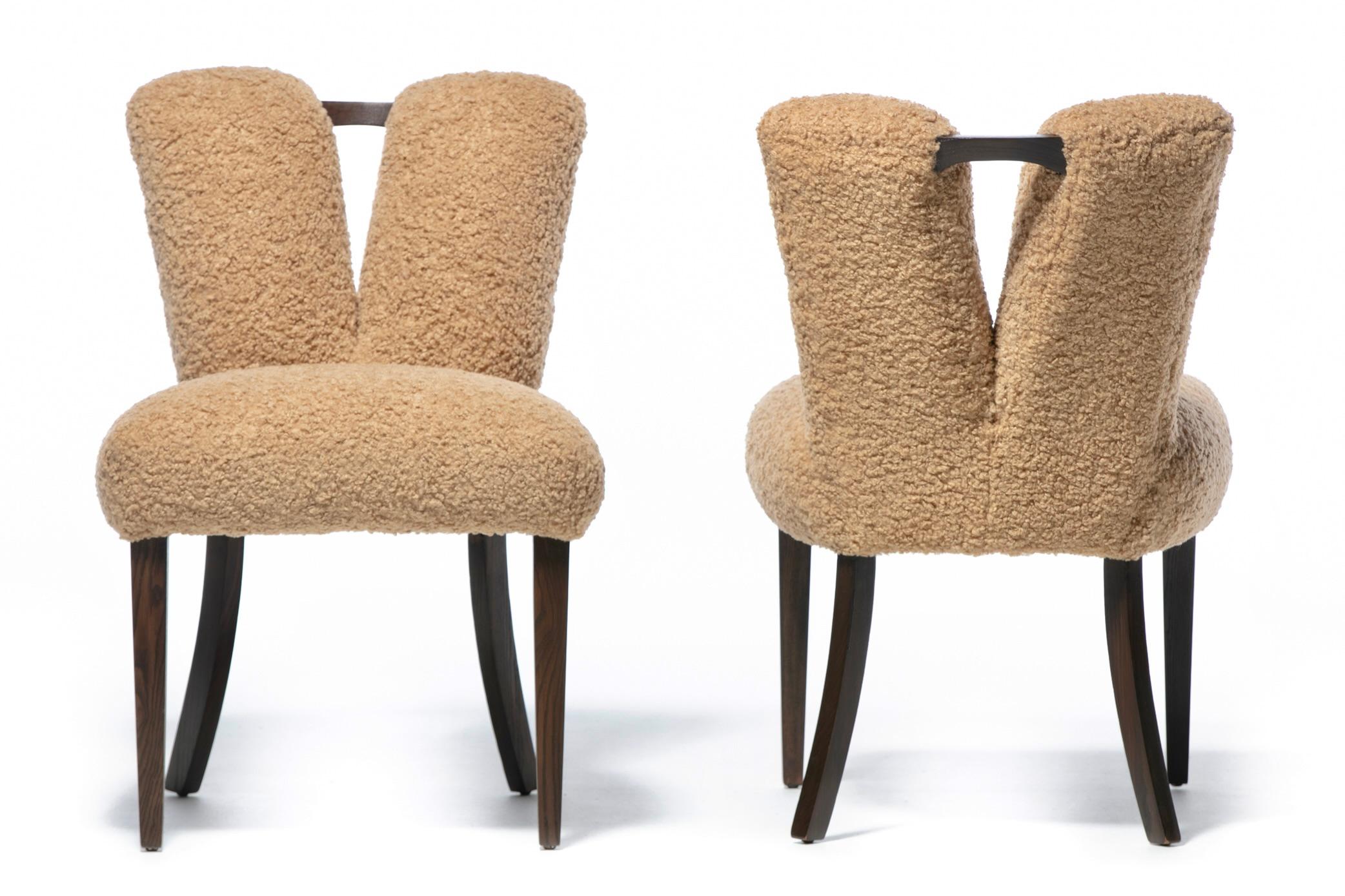 Sulfureux ensemble de 14 chaises de salle à manger en chêne conçues par Paul Frankl et produites par Brown Saltman, récemment restaurées par des professionnels et revernies dans leur teinte d'origine avec de nouveaux coussins et un tissu souple en